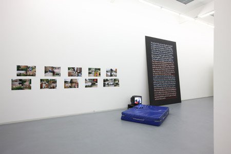 Kristina Leko: Happy House of Justice Love. installation view, Bonner Kunstverein, Foto: Alistair Overbruck.