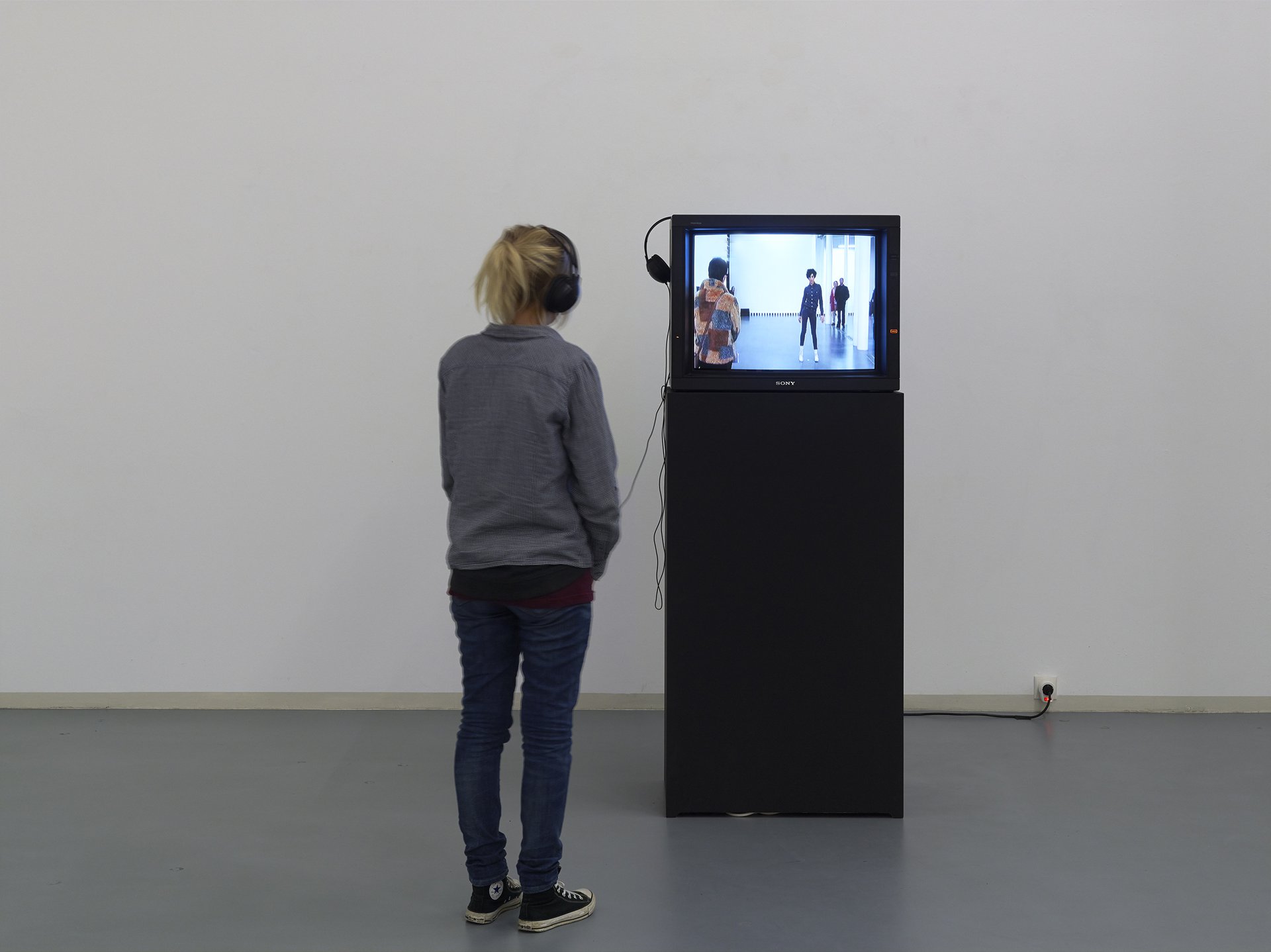 Alexandra Bachzetsis, A Piece Danced Alone, installation view, 2014, Bonner Kunstverein, Courtesy the artist. Photo: Simon Vogel