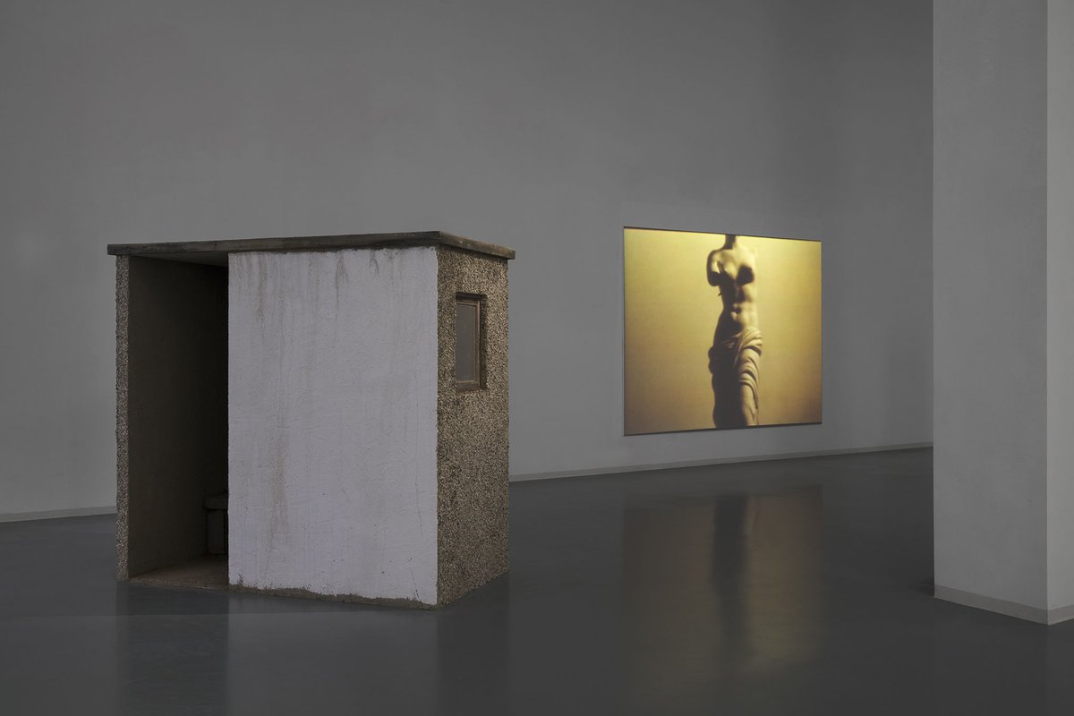 It is light, Bonner Kunstverein, 2024. Ausstellungsansicht mit Ada Frände, Haltestelle II und Julia Heyward, Conscious Knocks Unconscious. Foto: Mareike Tocha.