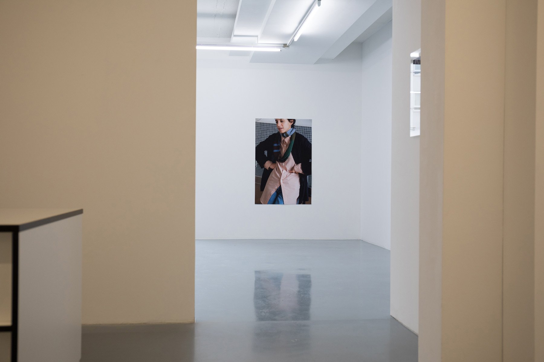 Niklas Taleb: Live in Paris, Installationsansicht, 2021, Bonner Kunstverein. Courtesy der Künstler und Lucas Hirsch, Düsseldorf. Foto: Niklas Taleb