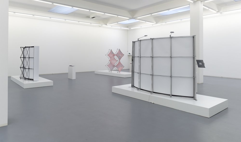 Timur Si-Qin, Basin of Attraction, Installationsansicht, 2013, Bonner Kunstverein. Courtesy der Künstler und Galerie Societé, Berlin. Foto: Simon Vogel