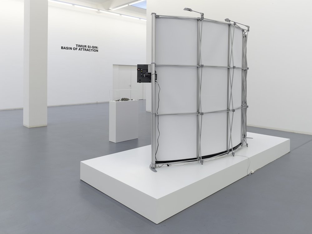 Timur Si-Qin, 'Basin of Attraction', Installationsansicht, 2013 Bonner Kunstverein, Courtesy der Künstler und Galerie Societé, Berlin. Photo: Simon Vogel
