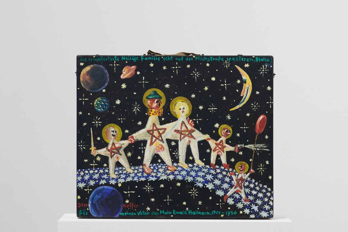 It is light, Bonner Kunstverein, 2024. Ausstellungsansicht mit Blalla W. Hallmann, Die erweiterte heilige Familie geht auf der Milchstraße spazieren – Blalla Stern Koffer Für meinen Vater den Maler Ewald Hallmann. Foto: Mareike Tocha.