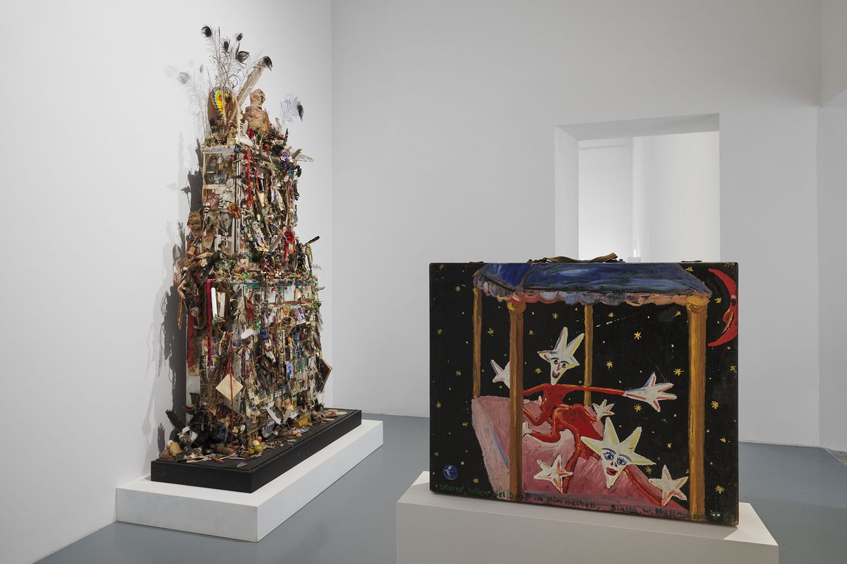 It is light, Bonner Kunstverein, 2024. Ausstellungsansicht mit Blalla W. Hallmann, Blallas Spezereienschrank und Die erweiterte heilige Familie geht auf der Milchstraße spazieren – Blalla Stern Koffer Für meinen Vater den Maler Ewald Hallmann. Foto: Mareike Tocha.
