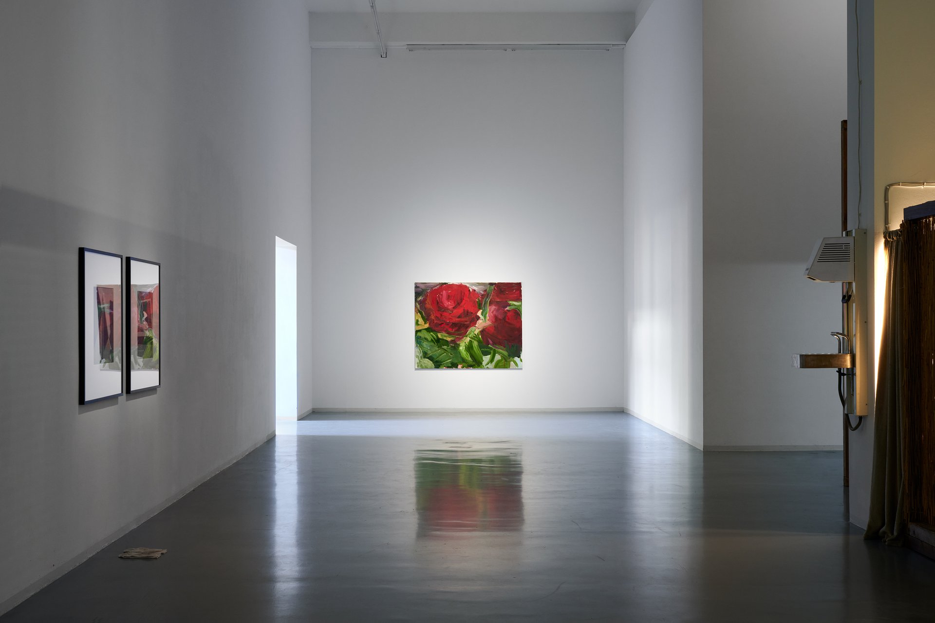In the Shadows of Tall Necessities, Bonner Kunstverein, 2022. Ausstellungsansicht mit Gérard Traquandi, Roses. Foto: Mareike Tocha.