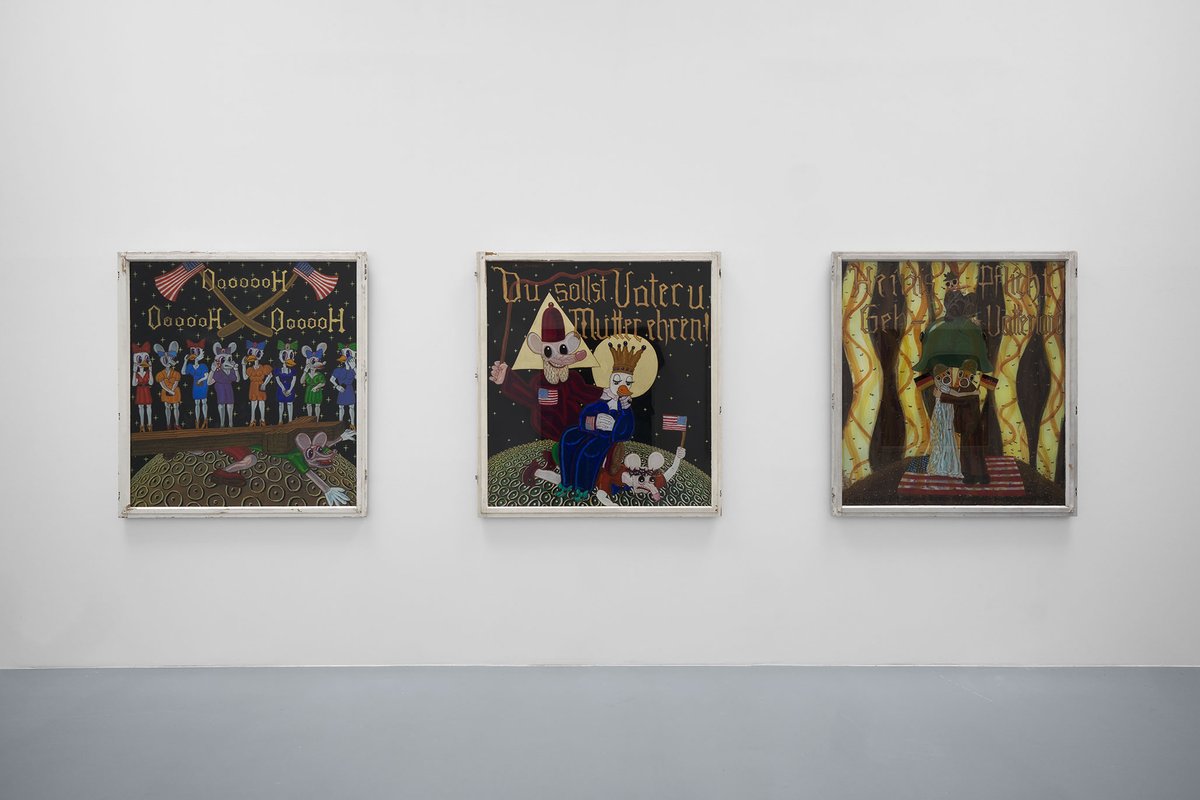 It is light, Bonner Kunstverein, 2024. Ausstellungsansicht mit Blalla W. Hallmann, OoooooH OooooH OooooH, Du sollst Vater u. Mutter ehren und Heinis Pflicht geh – Vaterland Endlich Hoch-Zeit auf dem Boden der westlichen Wertegemeinschaft. Foto: Mareike Tocha.