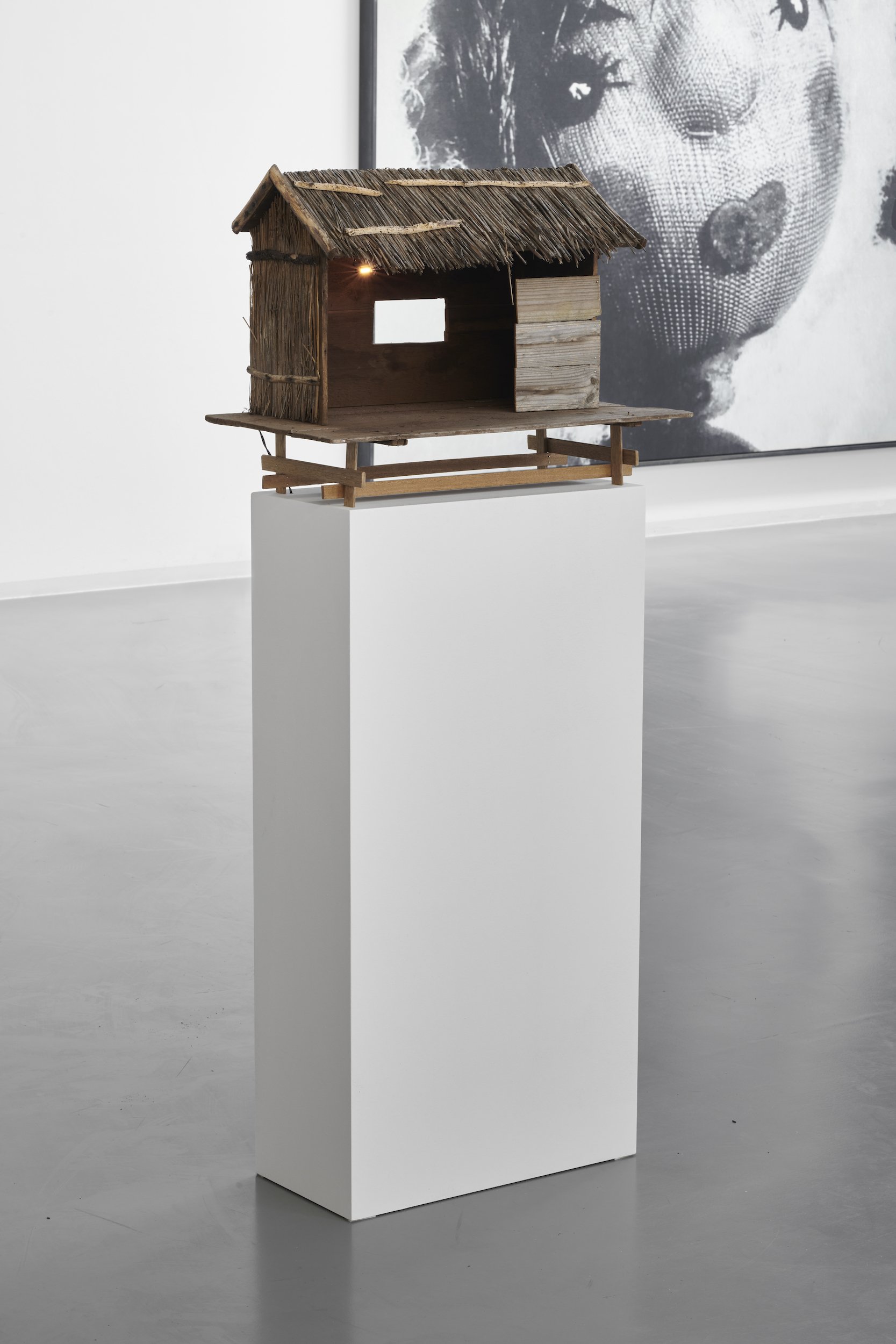 Michael Kleine, Hütte, 2015. Installationsansicht: The Holding Environment, Kapitel II, Bonner Kunstverein, 2021. Foto: Mareike Tocha. Courtesy der Künstler.