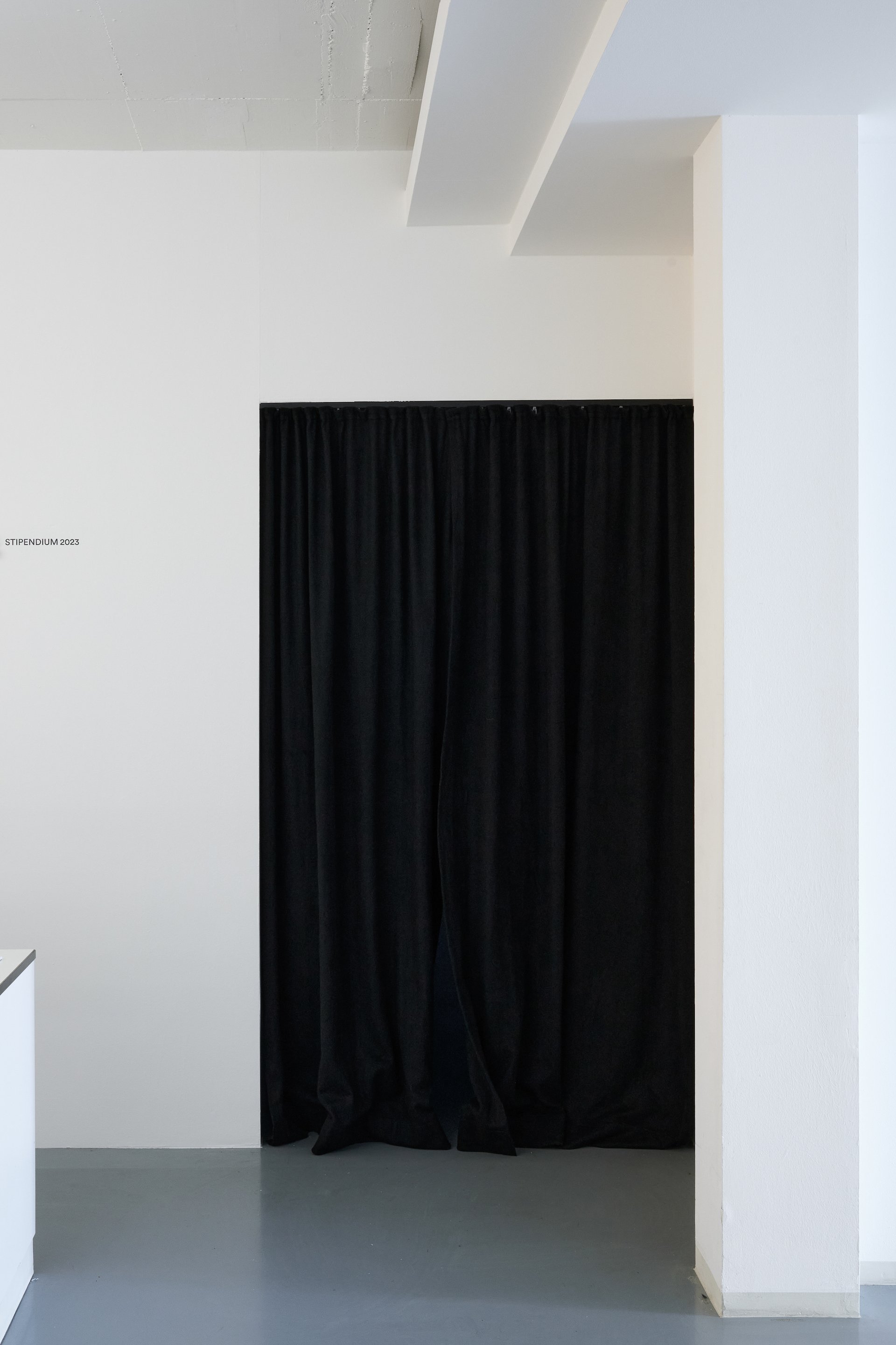 Simon Lässig, installation view, 2023, Bonner Kunstverein. Foto: Mareike Tocha. Courtesy the artist, Felix Gaudlitz, Vienna and LC Queisser, Tbilisi.