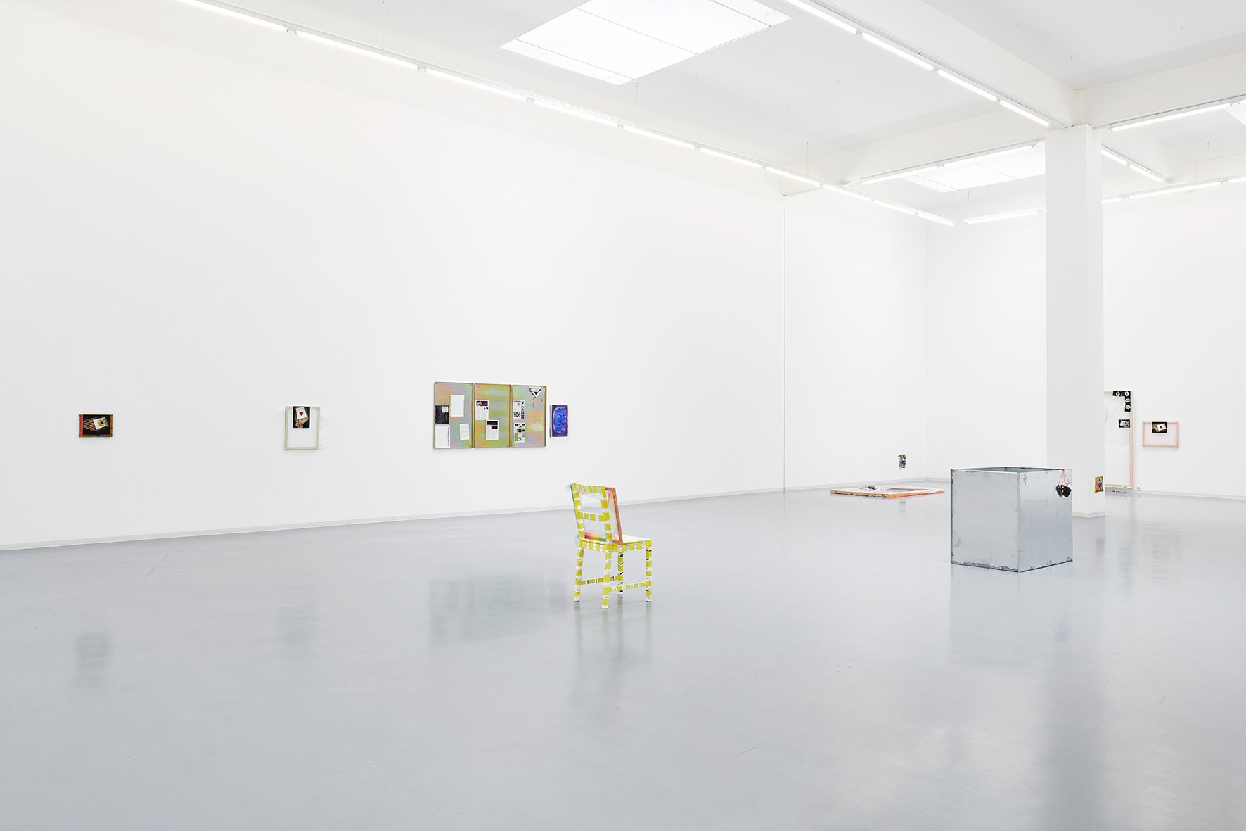 Hayley Tompkins: Stick crystals to paintings, Installation view, 2018, Bonner Kunstverein. Photo: Mareike Tocha