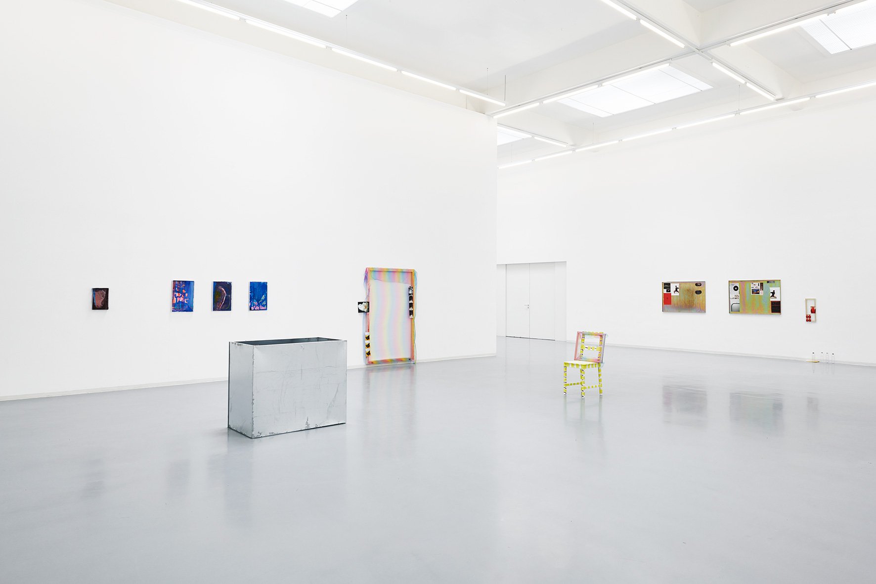 Hayley Tomkins: Stick crystals to paintings, Exhibition view, Bonner Kunstverein, 2018. Photo: Mareike Tocha