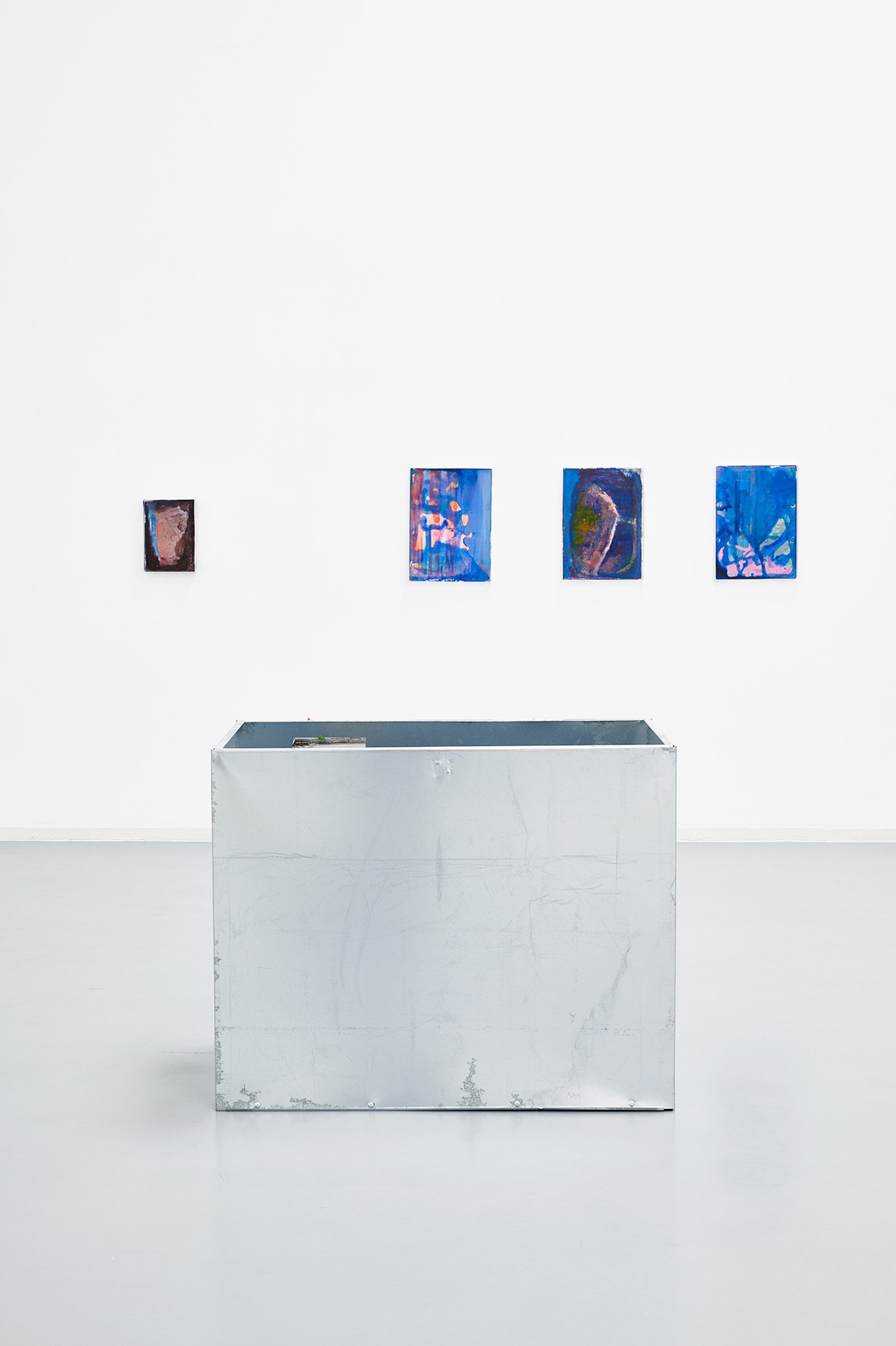 Hayley Tompkins: Stick crystals to paintings, Ausstellungsansicht, Bonner Kunstverein, 2018. Foto: Mareike Tocha