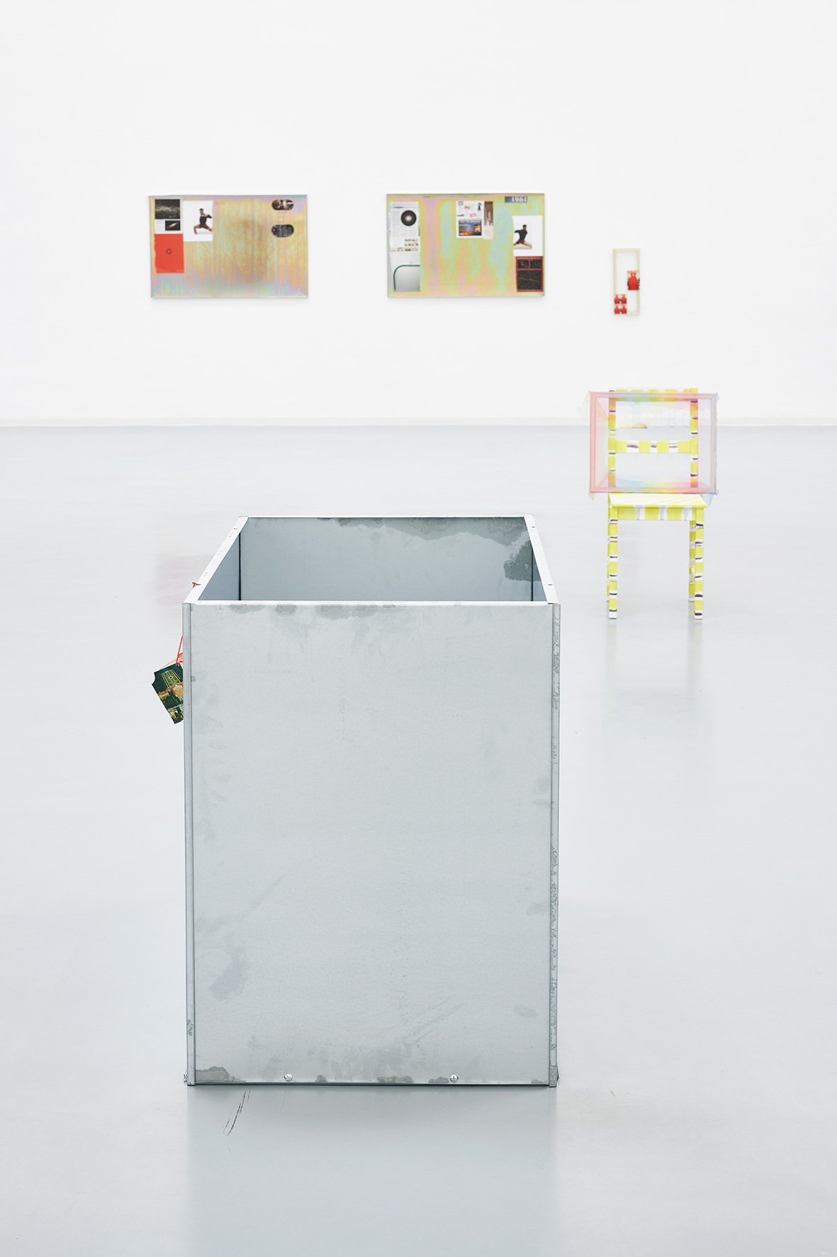 Hayley Tomkins, Stick crystals to paintings, installation view, Bonner Kunstverein, 2018. Photo: Mareike Tocha