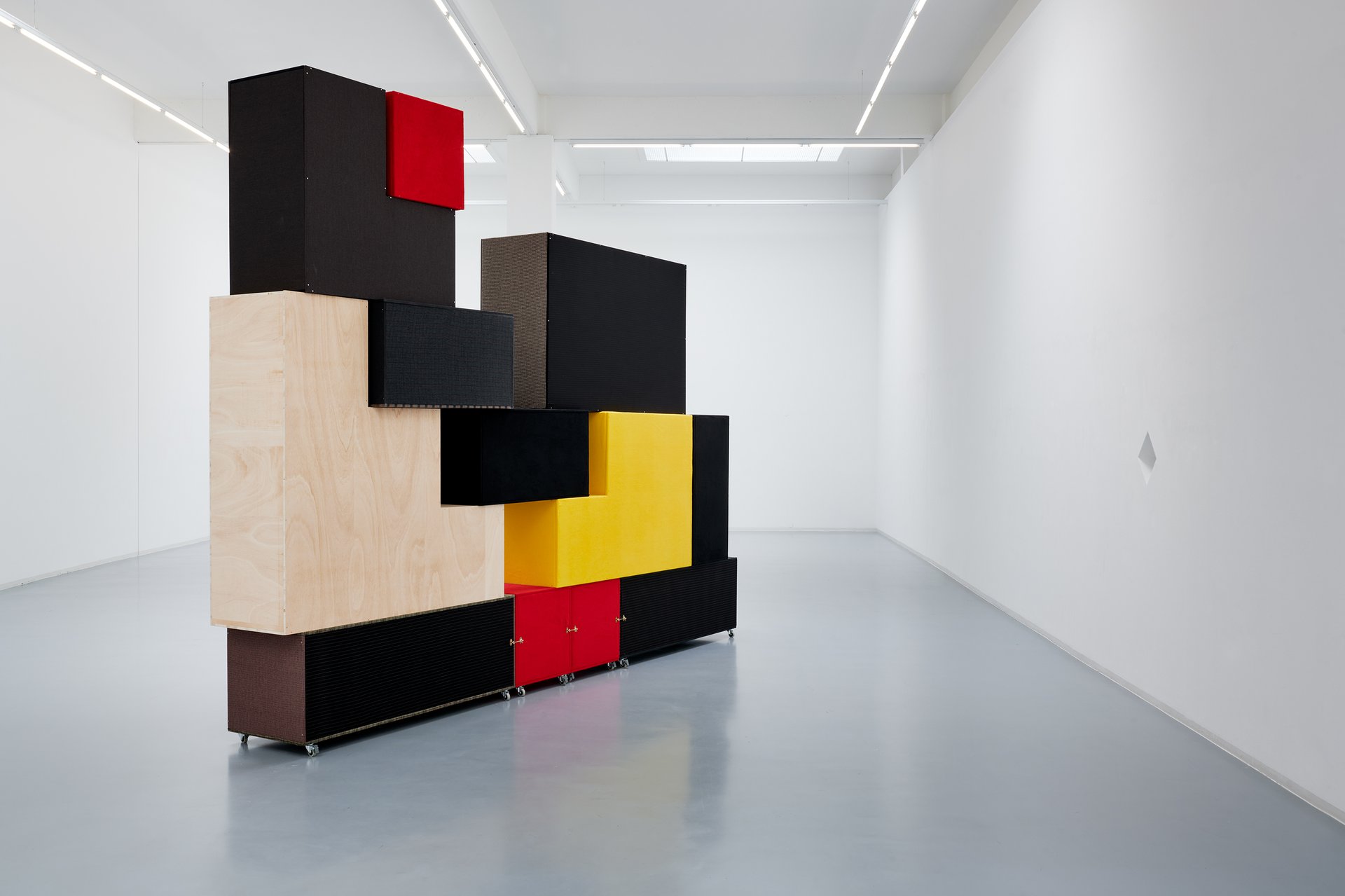 Anna-Sophie Berger: Duell, Installationsansicht, Bonner Kunstverein, 2020, Courtesy die Künstlerin, Galerie LAYR, Wien und JTT, New York. Foto: Mareike Tocha