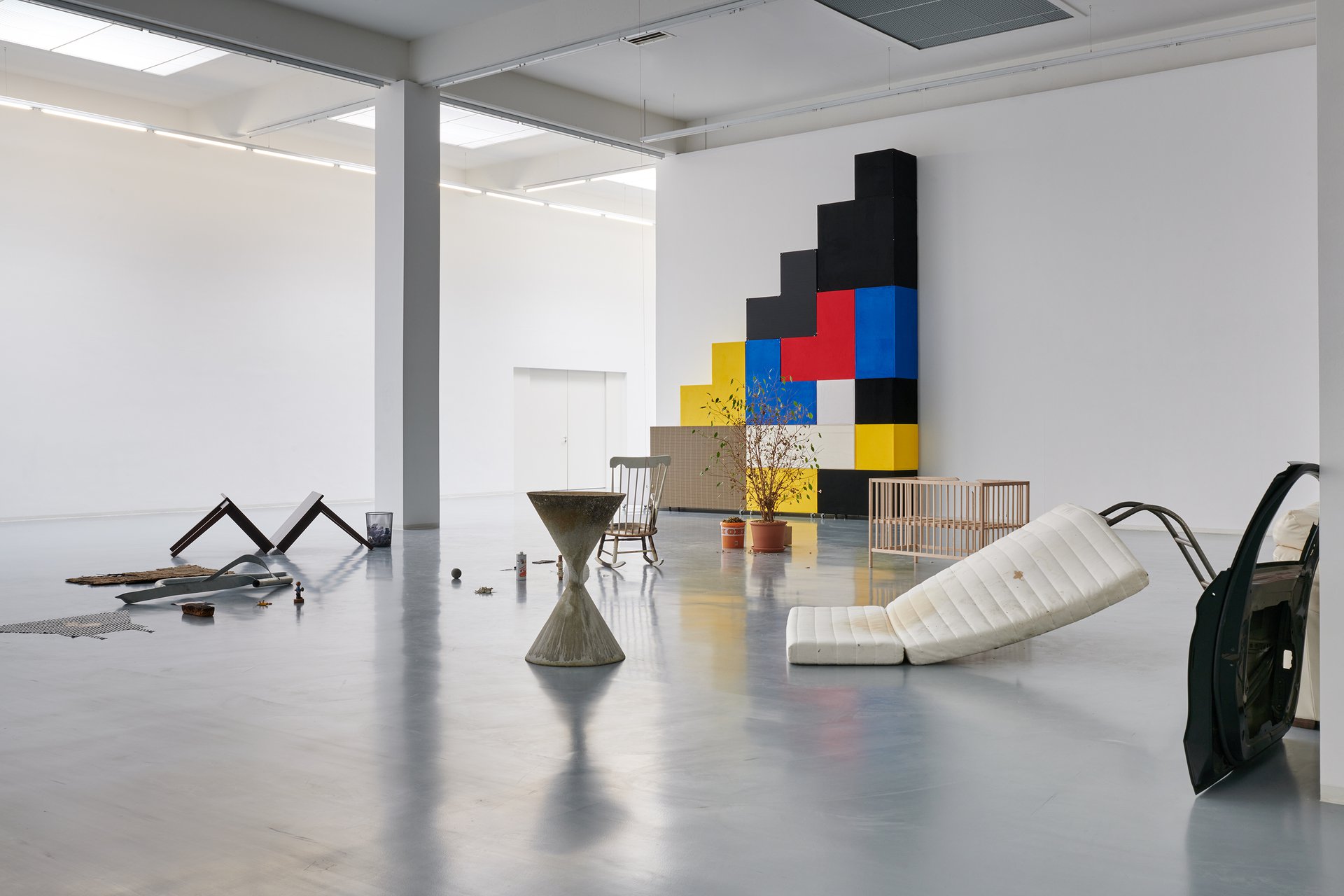 Anna-Sophie Berger: Duel, installation view, Bonner Kunstverein, 2020. Courtesy the artist, Galerie LAYR, Vienna and JTT, New York. Photo: Mareike Tocha
