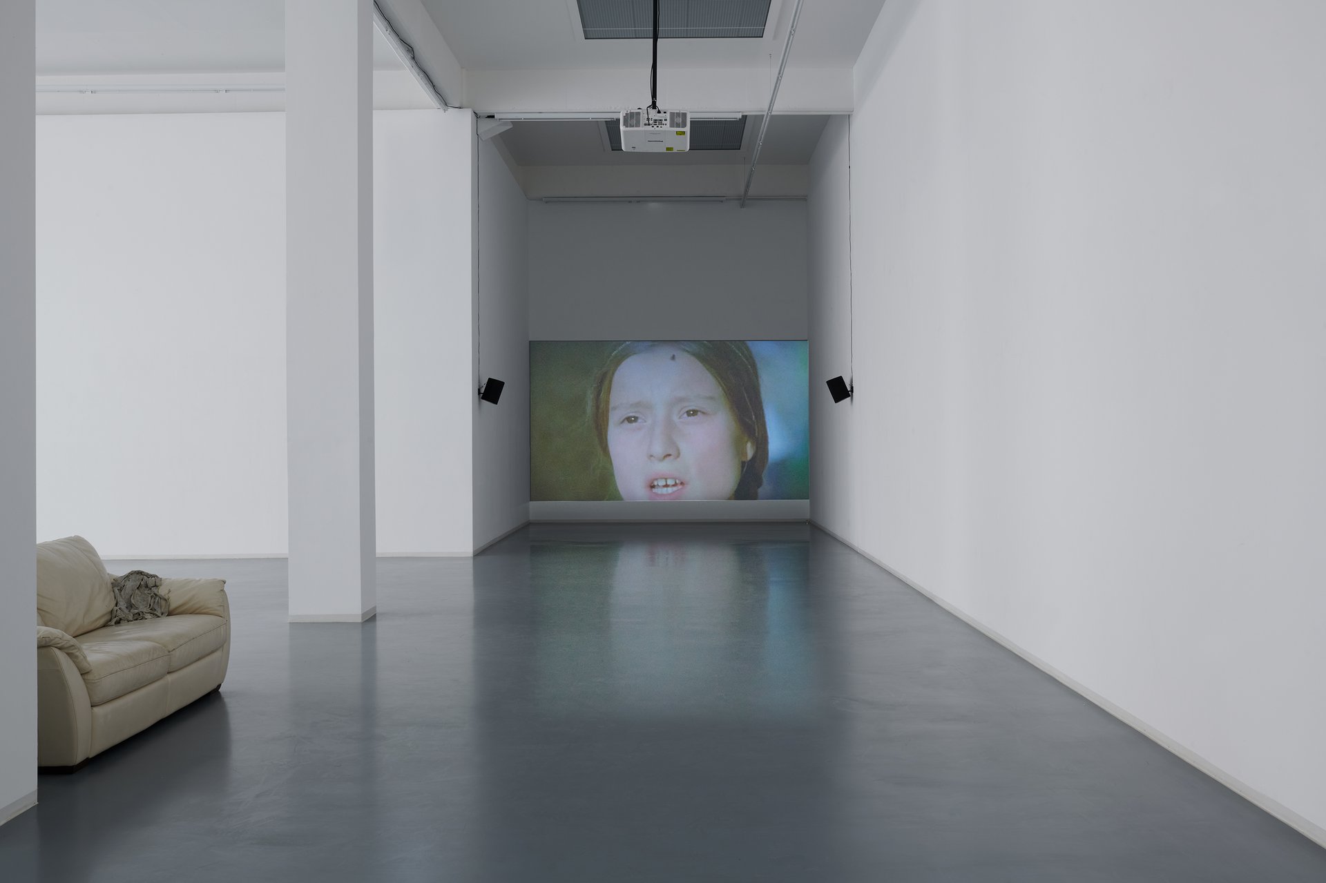 Anna-Sophie Berger: Duel, installation view, Bonner Kunstverein, 2020. Courtesy the artist, Galerie LAYR, Vienna and JTT, New York. Photo: Mareike Tocha