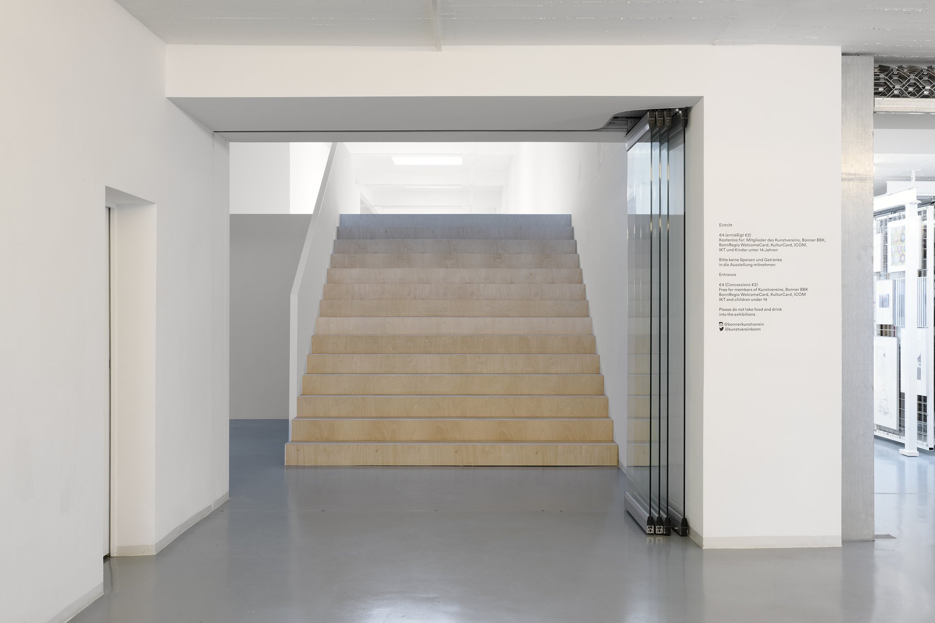 Michael Kleine, Treppe und Wand, 2021. Ausstellungsansicht: The Holding Environment, Bonner Kunstverein, 2021. Foto: Mareike Tocha. Courtesy der Künstler.