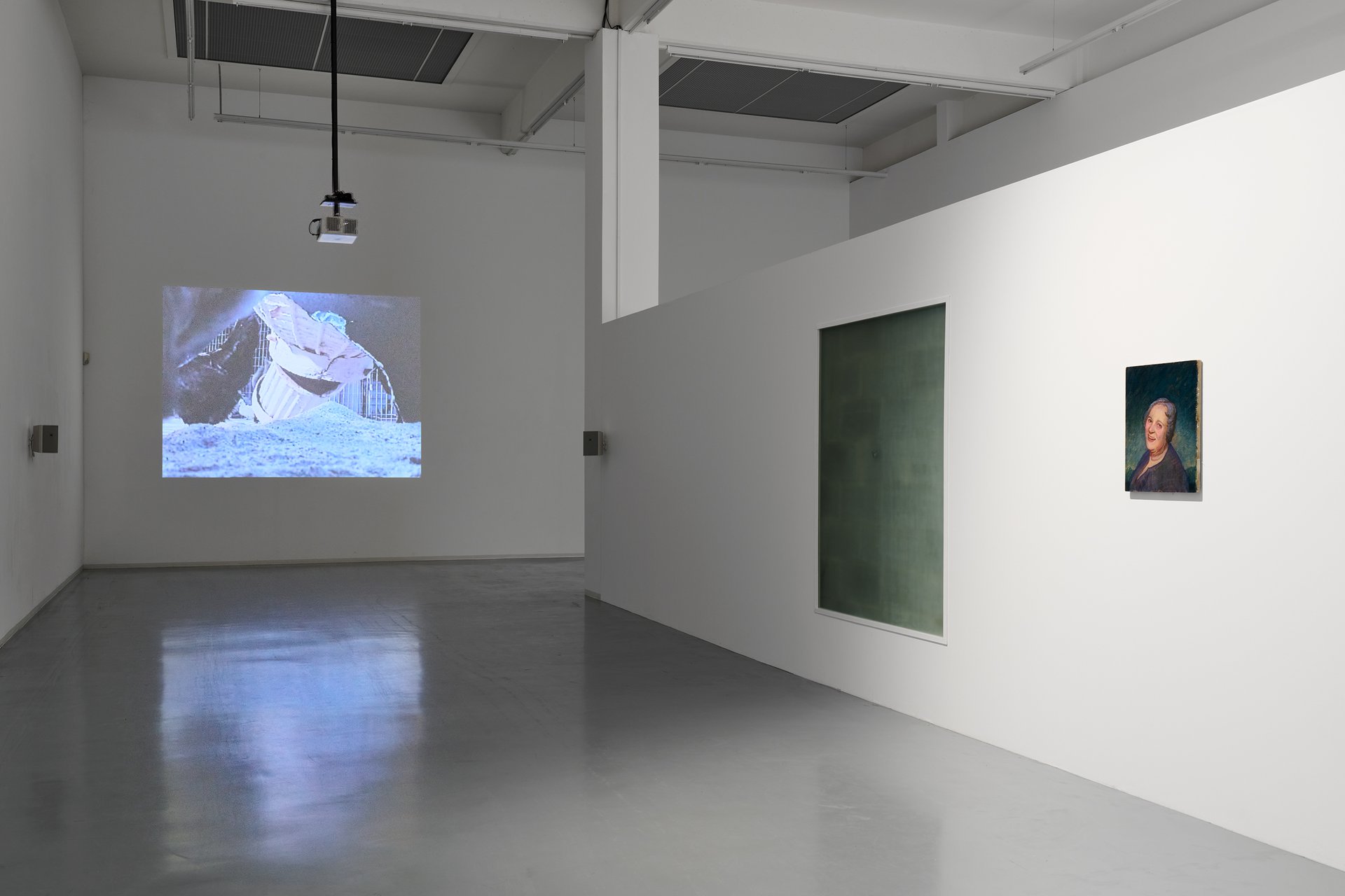 The Holding Environment, Bonner Kunstverein, 2021, Installation view with f.l.t.r.: Pope.L, Small Cup, 2008; Ada Frände, Fenster II, 2021; Michael Fullerton, Vidal Sassoon‘s Mother, 2021. Photo: Mareike Tocha. Courtesy of the artists, Greene Naftali, New York, and Mitchell-Innes &amp; Nash, New York.