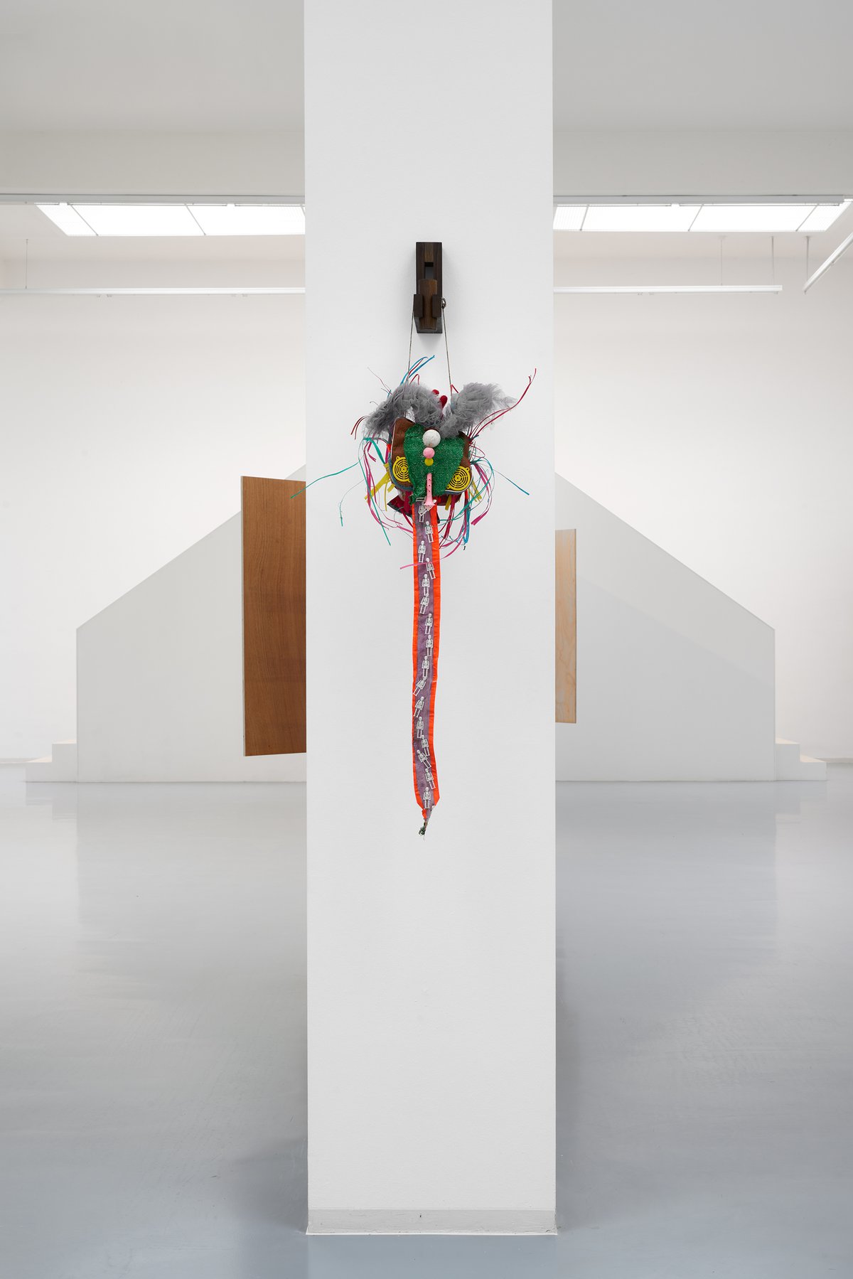 David Medalla, Bird Ballet Maske, 1967, Plastik, Bänder, Kunstlederbeutel, Plastikspielzeug, Schnur, Plastikbälle, Nylongewebe, 61 x 30 x 9 cm, Bonner Kunstverein, 2021. 