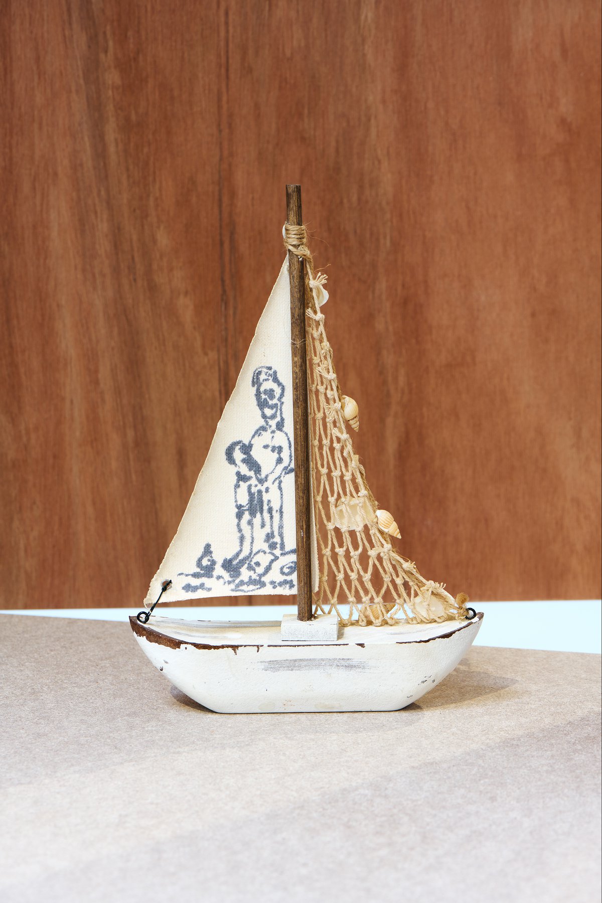 David Medalla, Titel unbekannt, 2017, Tuschestift auf Stoffsegel eines dekorativen Segelbootes, 28,8 x 19,4 x 5,2 cm, Bonner Kunstverein, 2021. Foto: Mareike Tocha.
