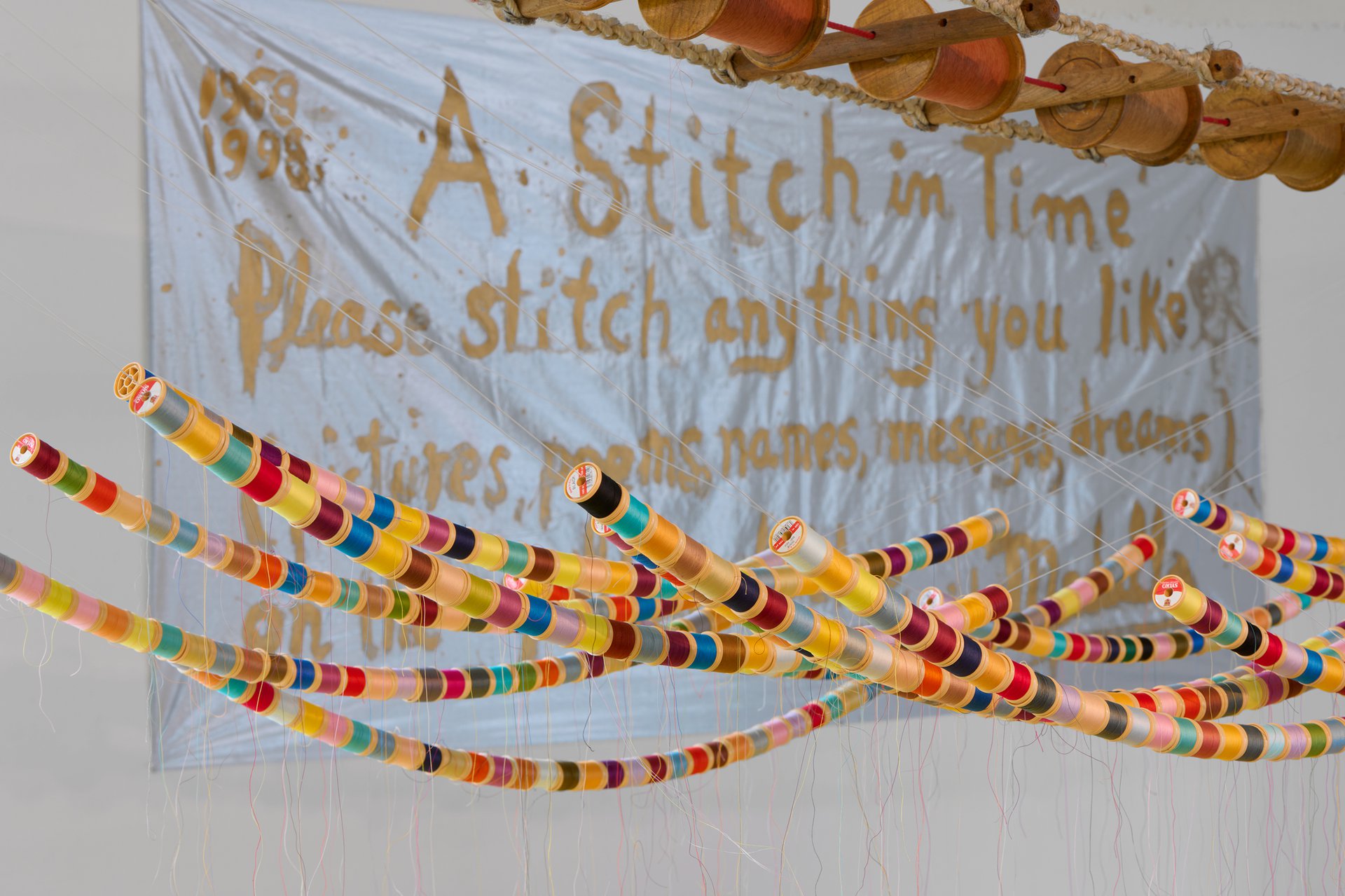 David Medalla, A Stitch in Time, verschiedene Materialien und Nähgarn auf Nylongewebe, Bonner Kunstverein, 2021. Foto: Mareike Tocha.