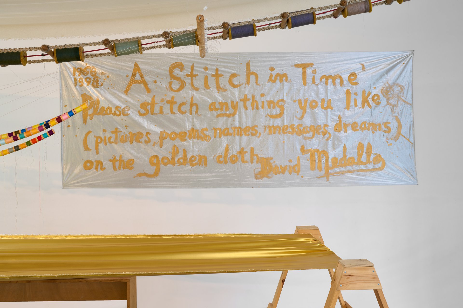 David Medalla, A Stitch in Time, 1981-1982, verschiedene Materialien und Nähgarn auf Nylongewebe, 162 x 152,5 x 5,5 cm, Bonner Kunstverein, 2021. 