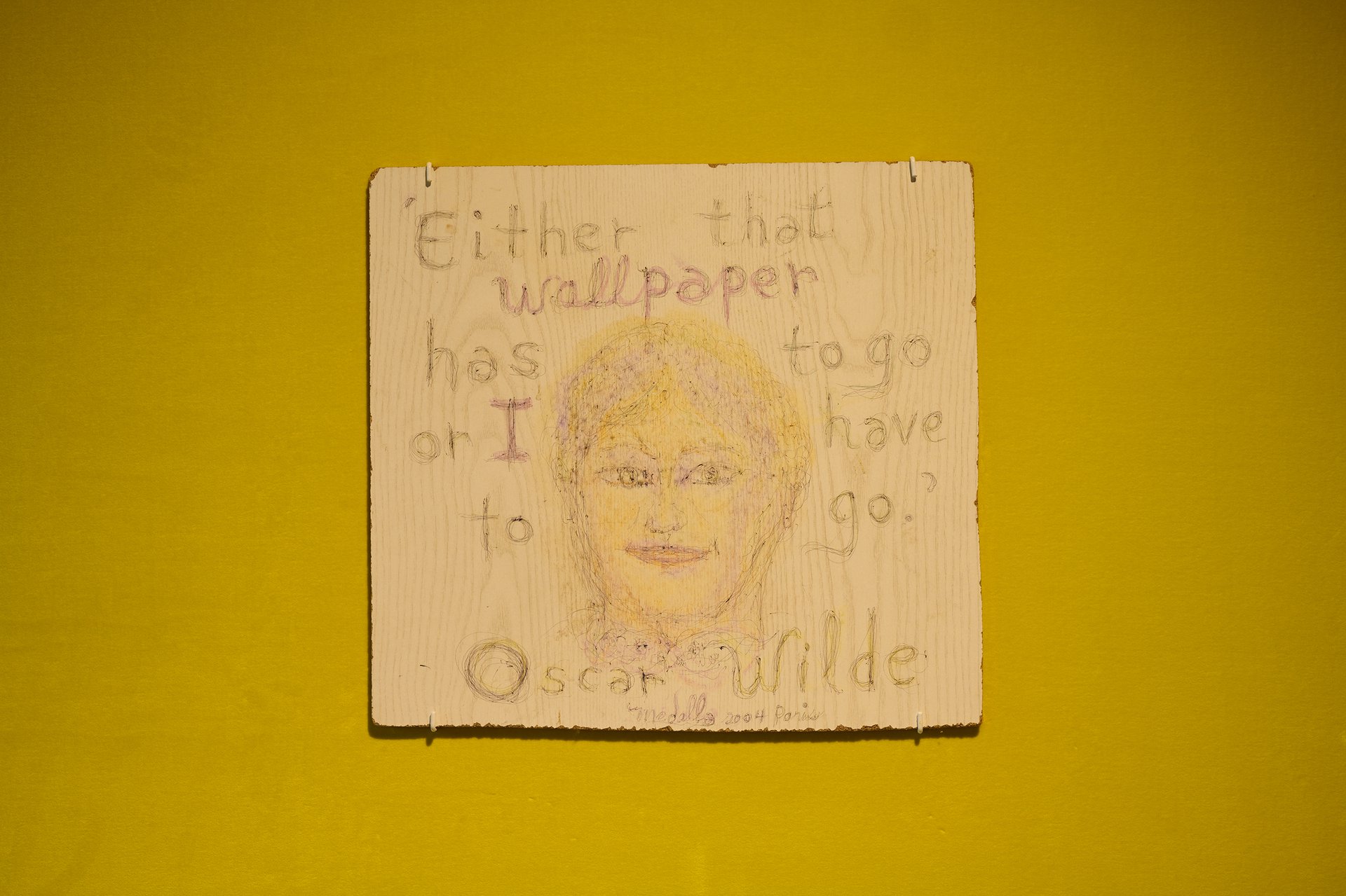 David Medalla, &#x27;Either that wallpaper has to go or I have to go.&#x27; Oscar Wilde, 2004, Kugelschreiber und Farbstift auf laminiertem Presspan, 40,8 x 38,3 x 0,7 cm, Bonner Kunstverein, 2021. Foto: Mareike Tocha.