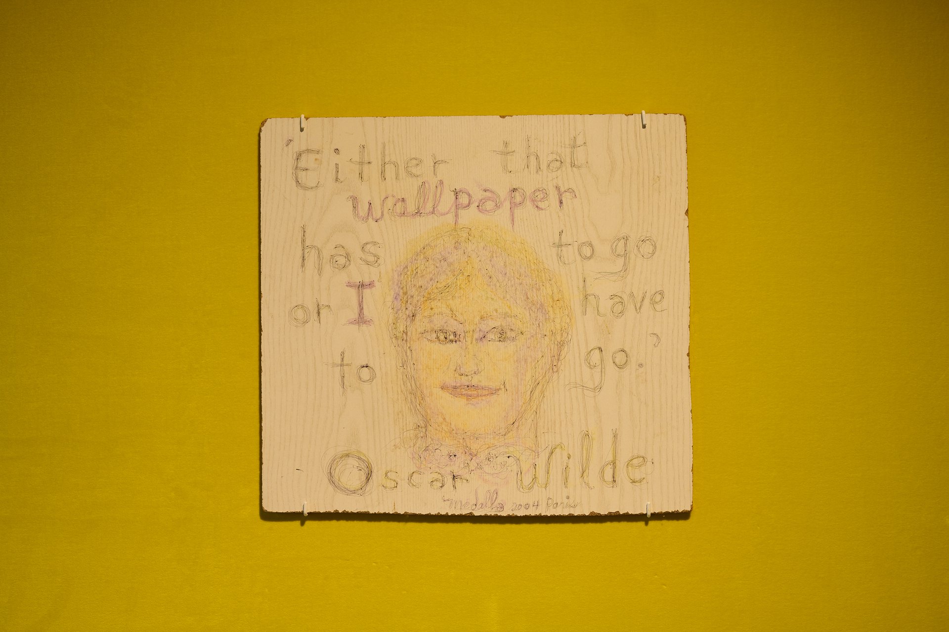 David Medalla, &#x27;Either that wallpaper has to go or I have to go.&#x27; Oscar Wilde, 2004, Kugelschreiber und Farbstift auf laminiertem Presspan, 40,8 x 38,3 x 0,7 cm, Bonner Kunstverein, 2021. 