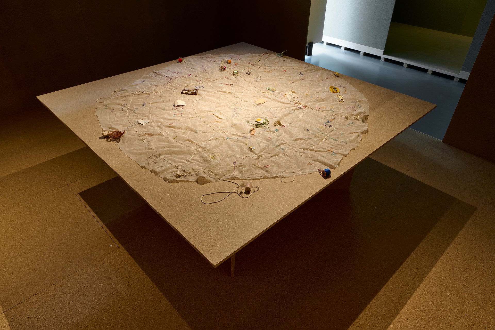 David Medalla, A Stitch in Time, 1981-82, verschiedene Materialien und Nähgarn auf Nylongewebe, 162 x 152,5 x 5,5 cm, Bonner Kunstverein, 2021. Foto: Mareike Tocha.