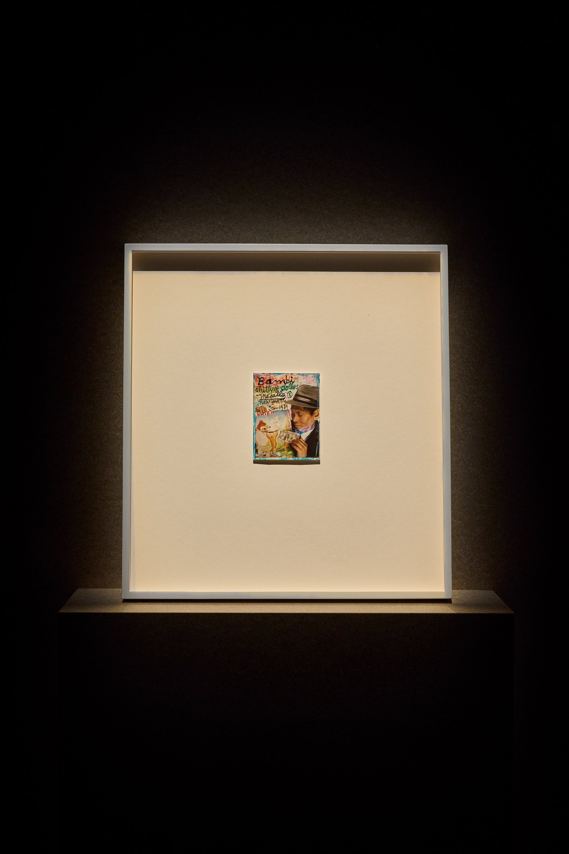 David Medalla, Bambi shitting Dollars, 1989, Collage auf Papier, 11,5 x 9cm, Bonner Kunstverein, 2021. Foto: Mareike Tocha.