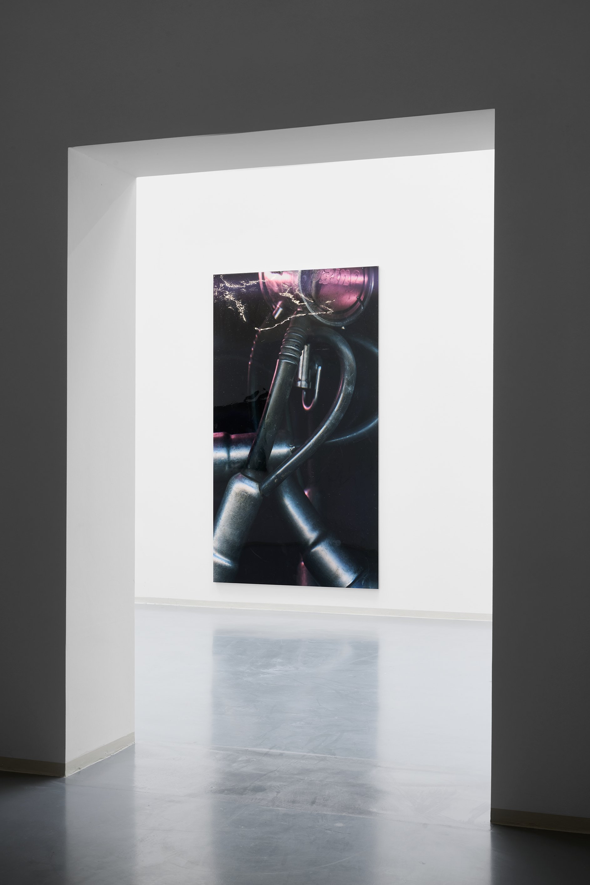 Lucie Stahl, Surge, installation view, Lucie Stahl: Seven Sisters, Bonner Kunstverein, 2022. Courtesy the artist, Cabinet Gallery, London, dépendance, Brussels, Fitzpatrick Gallery, Paris and Los Angeles, and Galerie Meyer Kainer, Vienna. Photo: Mareike Tocha.