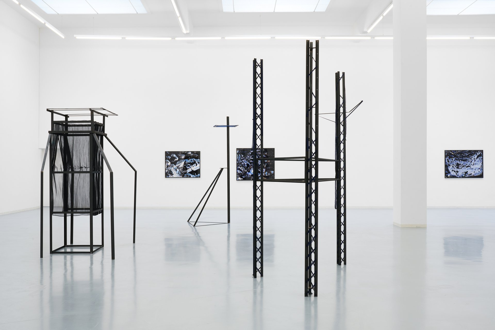 Lucie Stahl: Seven Sisters, installation view, Bonner Kunstverein, 2022.  Courtesy the artist, Cabinet Gallery, London, dépendance, Brussels, Fitzpatrick Gallery, Paris and Los Angeles, and Galerie Meyer Kainer, Vienna. Photo: Mareike Tocha.