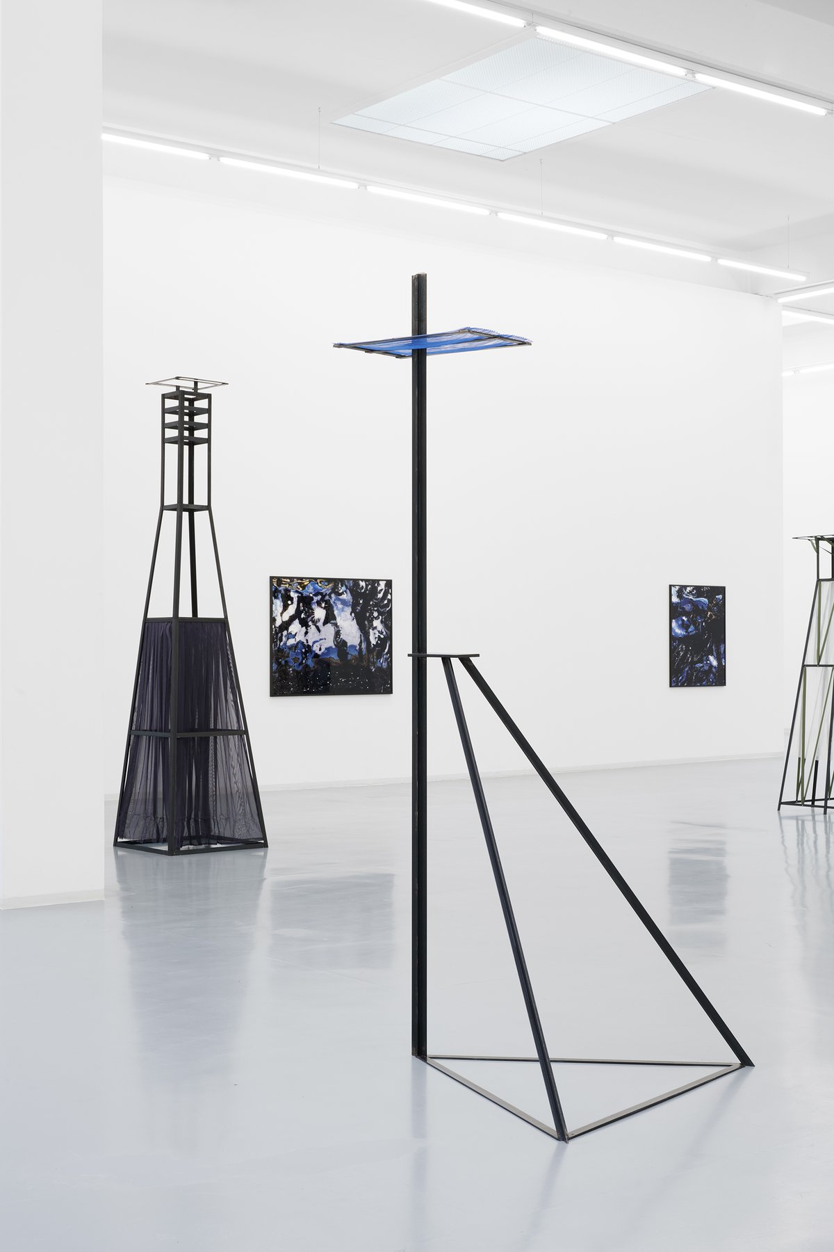 Lucie Stahl: Seven Sisters, installation view, Bonner Kunstverein, 2022. Courtesy the artist, Cabinet Gallery, London, dépendance, Brussels, Fitzpatrick Gallery, Paris and Los Angeles, and Galerie Meyer Kainer, Vienna. Photo: Mareike Tocha.