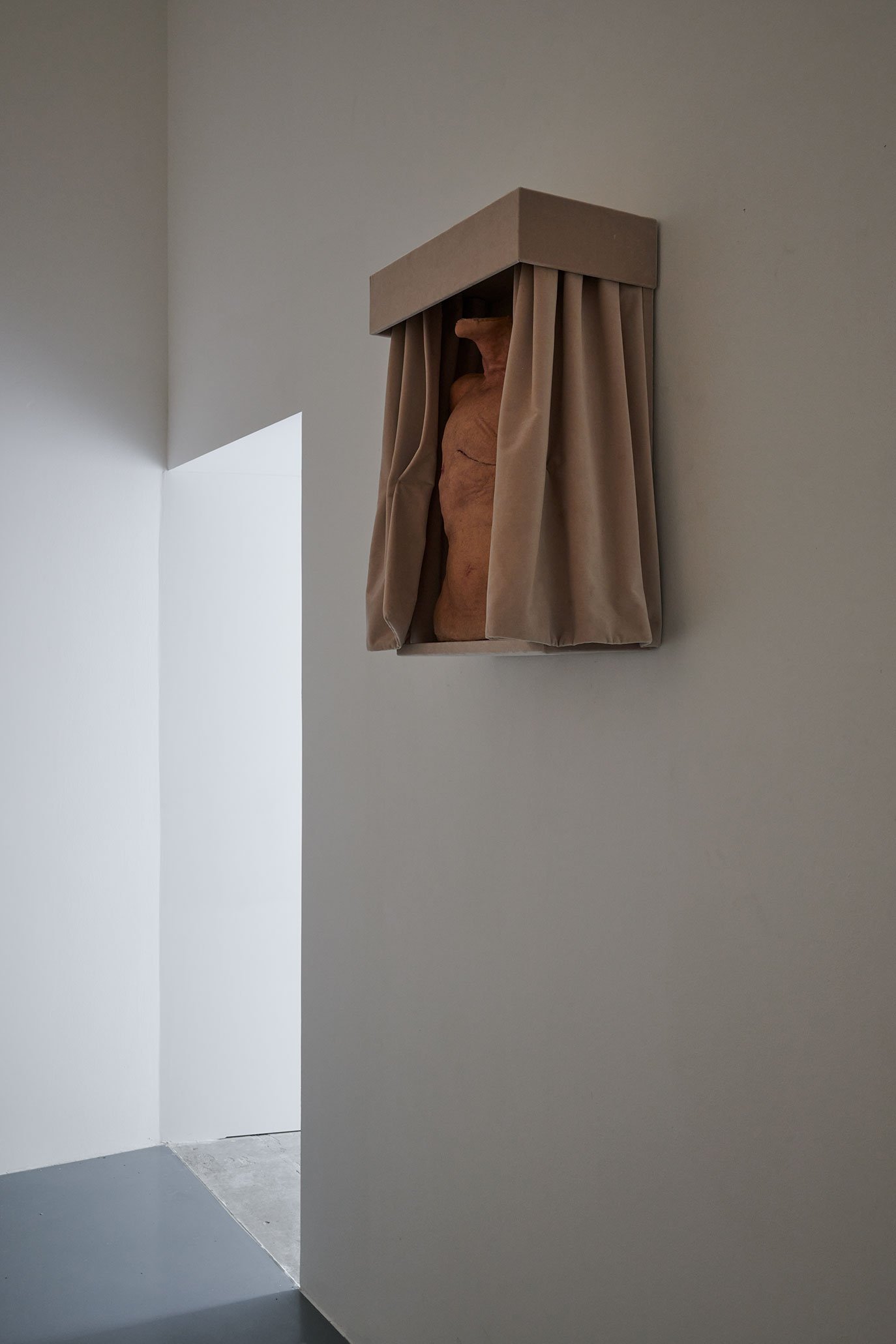 Michael Kleine, Oberkörper, 2023, Ready-made, Samt, Holz, 52 × 28 × 72 cm. Courtesy der Künstler. Foto: Mareike Tocha