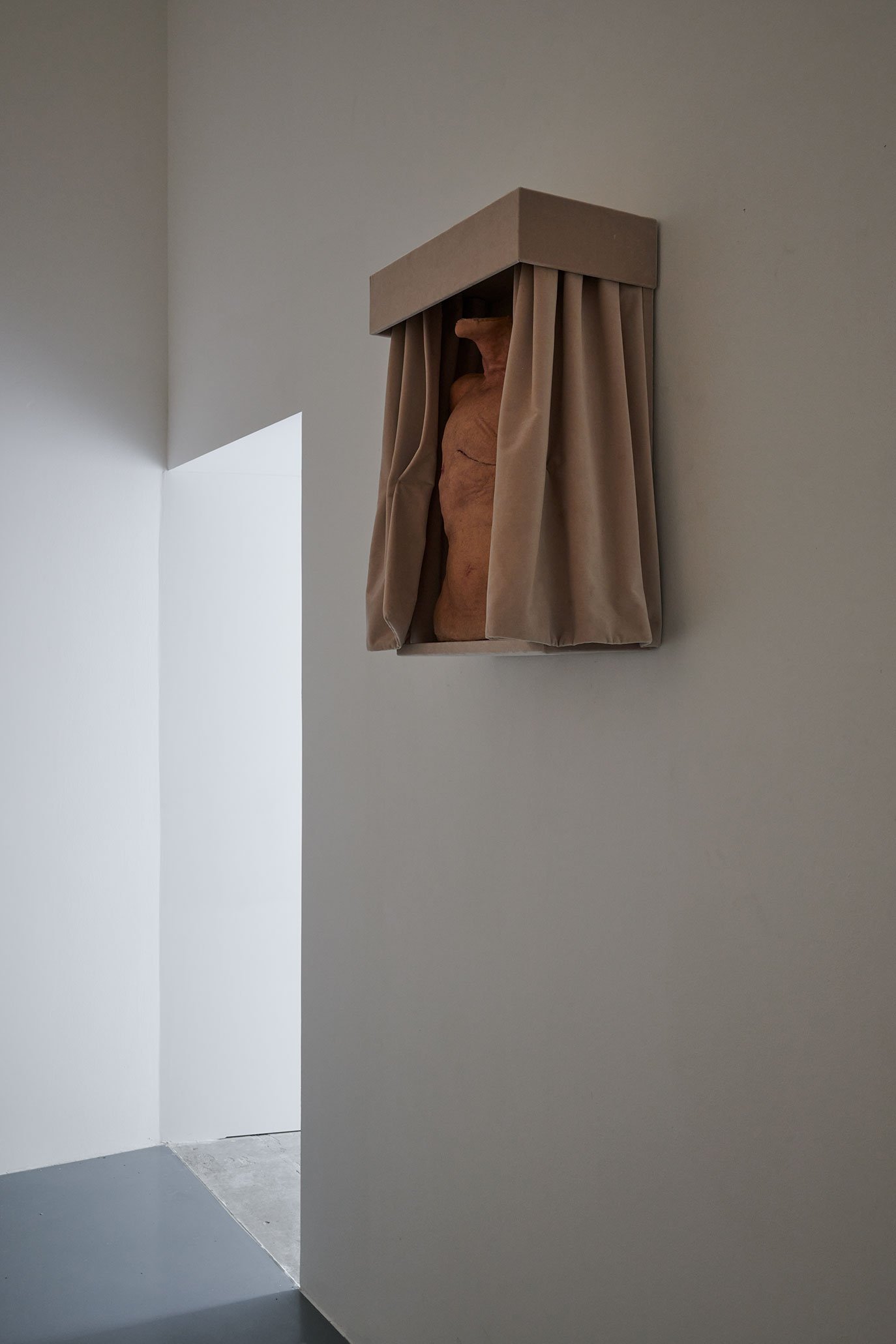 Michael Kleine, Oberkörper, 2023, ready-made, velvet, wood, 52 × 28 × 72 cm. Courtesy the artist. Photo: Mareike Tocha