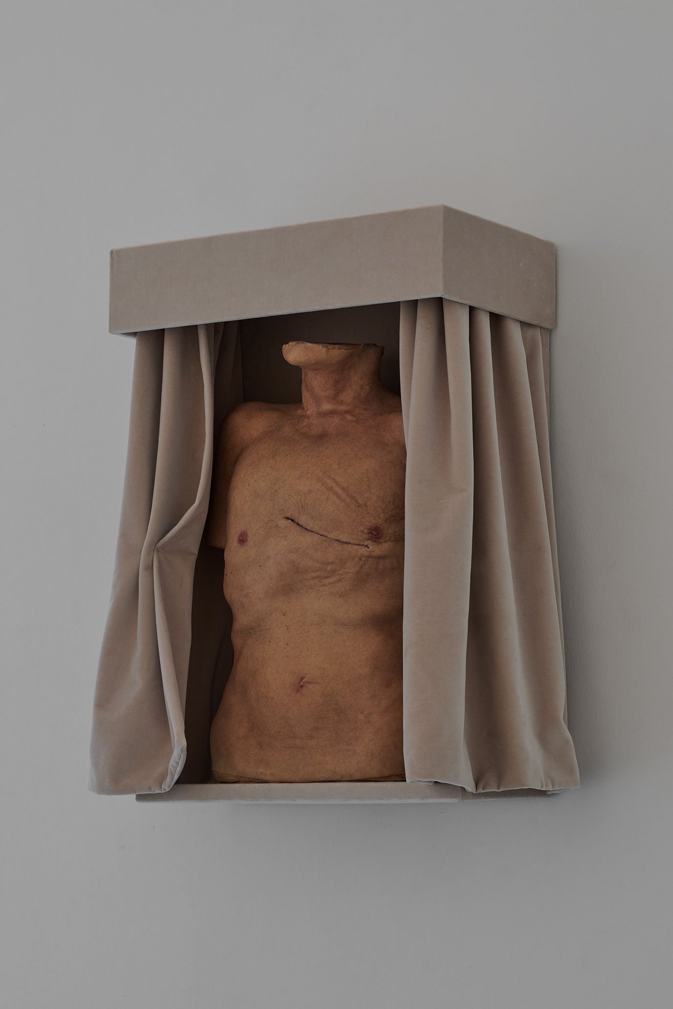 Michael Kleine, Oberkörper, 2023, ready-made, velvet, wood, 52 × 28 × 72 cm. Courtesy the artist. Photo: Mareike Tocha