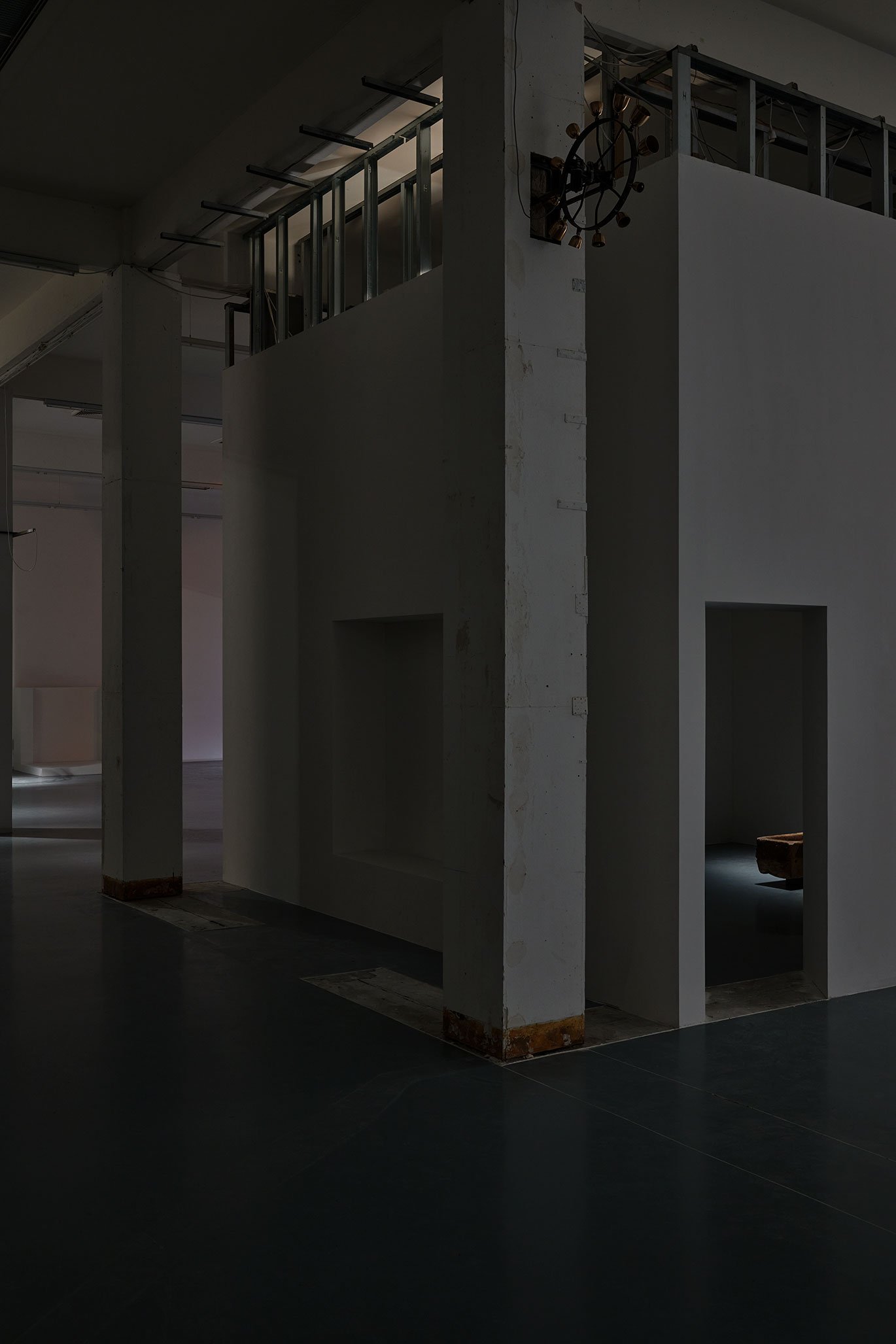 Michael Kleine, in der Blumenhalle, installation view, 2023, Bonner Kunstverein. Courtesy the artist. Photo: Mareike Tocha