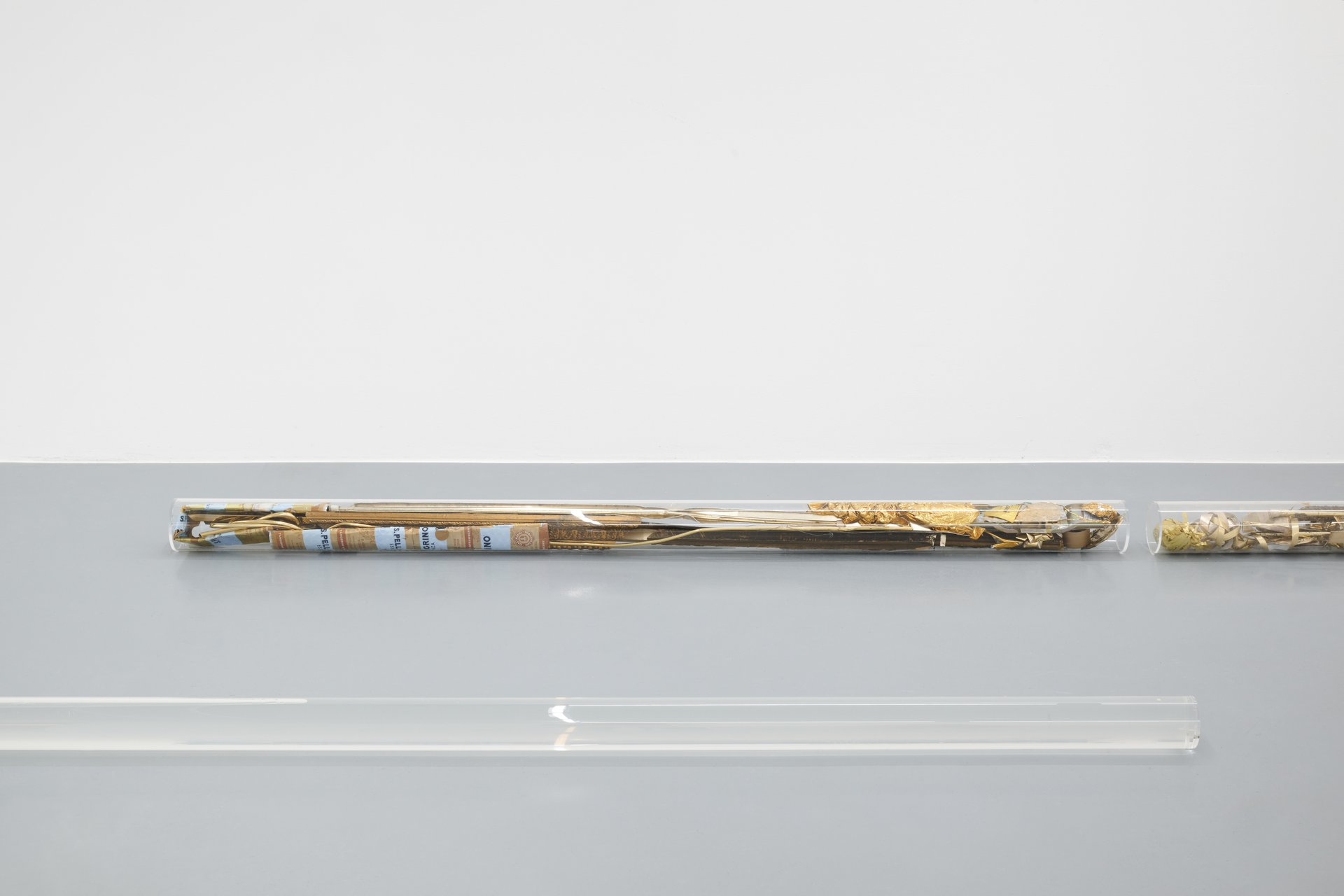 Gianna Surangkanjanajai, Untitled, 2022, zwei Plexiglas-Zylinder, gefundene Objekte, je 10 x 184 x 10 cm; Untitled, 2023, sechs Plexiglas-Zylinder, Bastelkleber, je 8 x 200 x 8 cm.