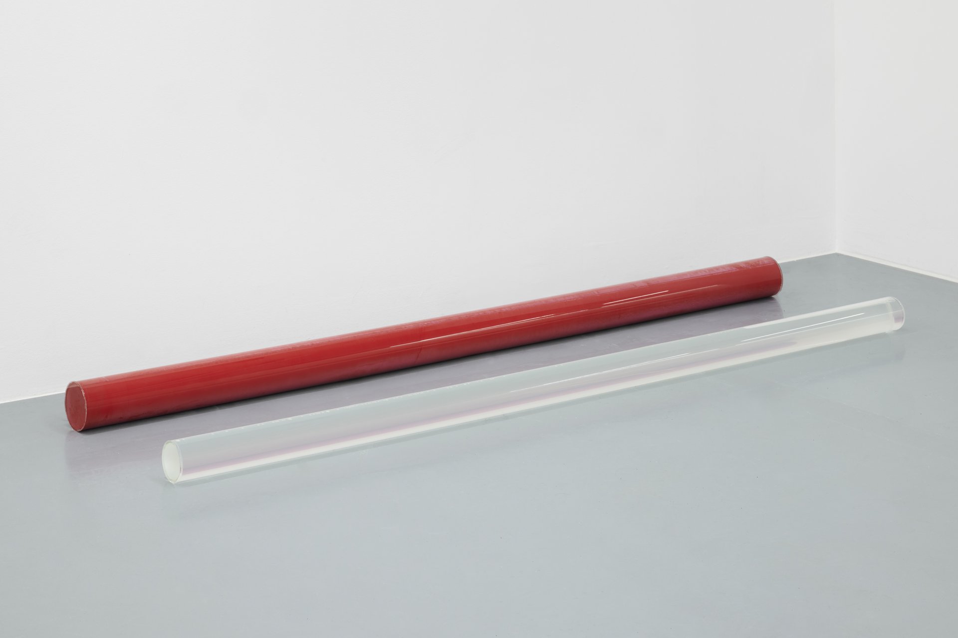 Gianna Surangkanjanajai, Untitled, 2021, ein Plexiglas-Zylinder, rote Wandfarbe, 10 x 200 x 10cm; Untitled, 2023, sechs Plexiglas-Zylinder, Bastelkleber, je 8 x 200 x 8 cm.