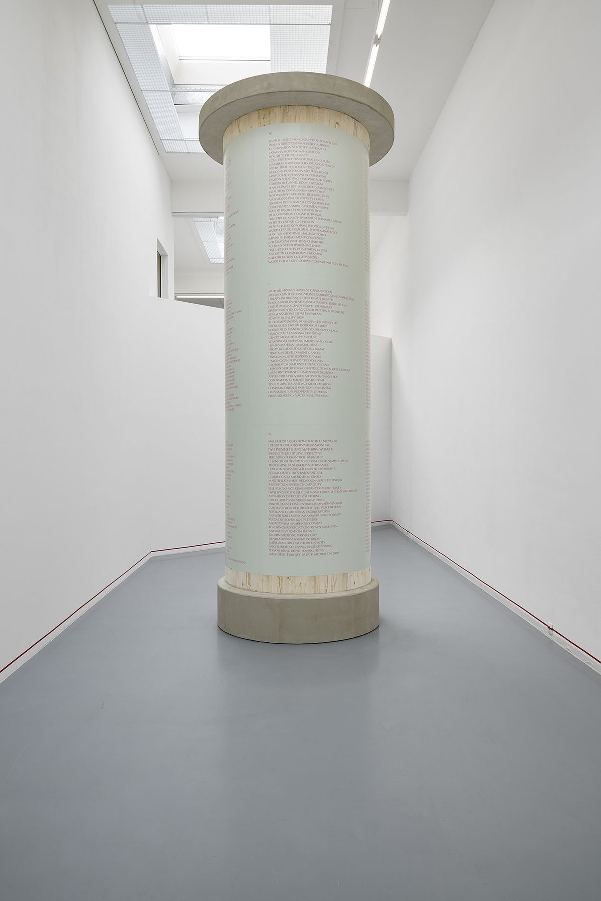 Gregg Bordowitz, Säule II, 2024, wood, cement, posters, 441 x 150 cm (Ø). Photo: Mareike Tocha.