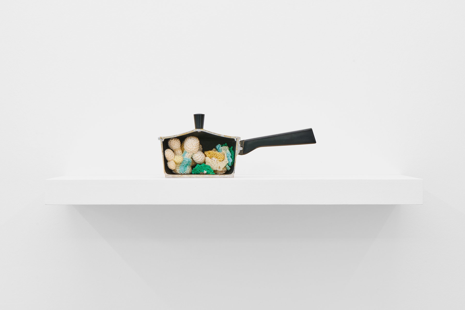 Su Richardson, Half Pan and Cauliflower, 1976, Installationsansicht, Bonner Kunstverein, 2022. Courtesy die Künstlerin und Richard Saltoun Gallery, London und Rom. Foto: Mareike Tocha.