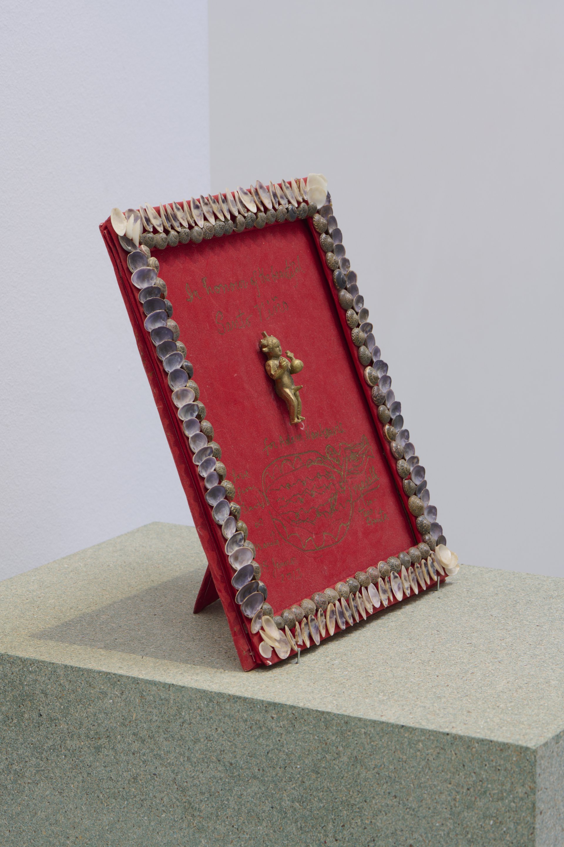 David Medalla, ‘In honour of the beautiful Santo Niño’ 2013, lacquer pen on readymade picture frame (seashells on felt), 30,0 x 26,4 x 15,7 cm, Bonner Kunstverein, 2021. Photo: Mareike Tocha.