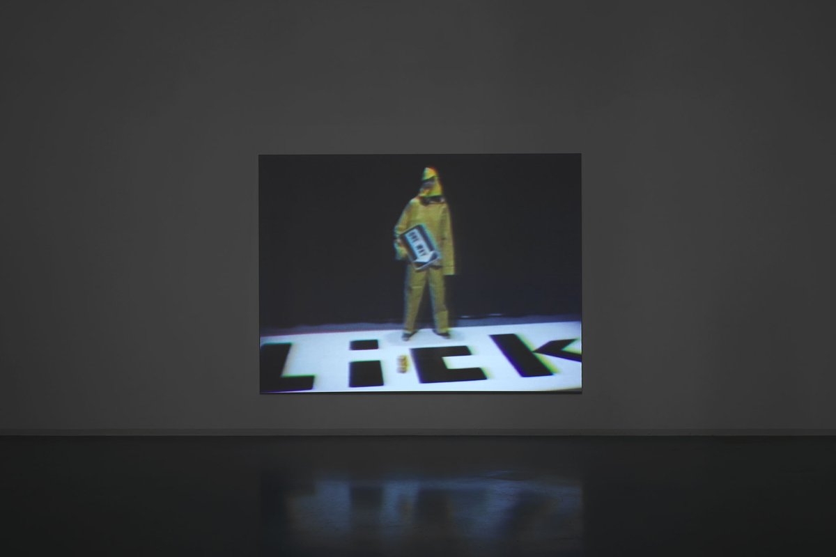 It is light, Bonner Kunstverein, 2024. Ausstellungsansicht mit Julia Heyward, Conscious Knocks Unconscious. Foto: Mareike Tocha.
