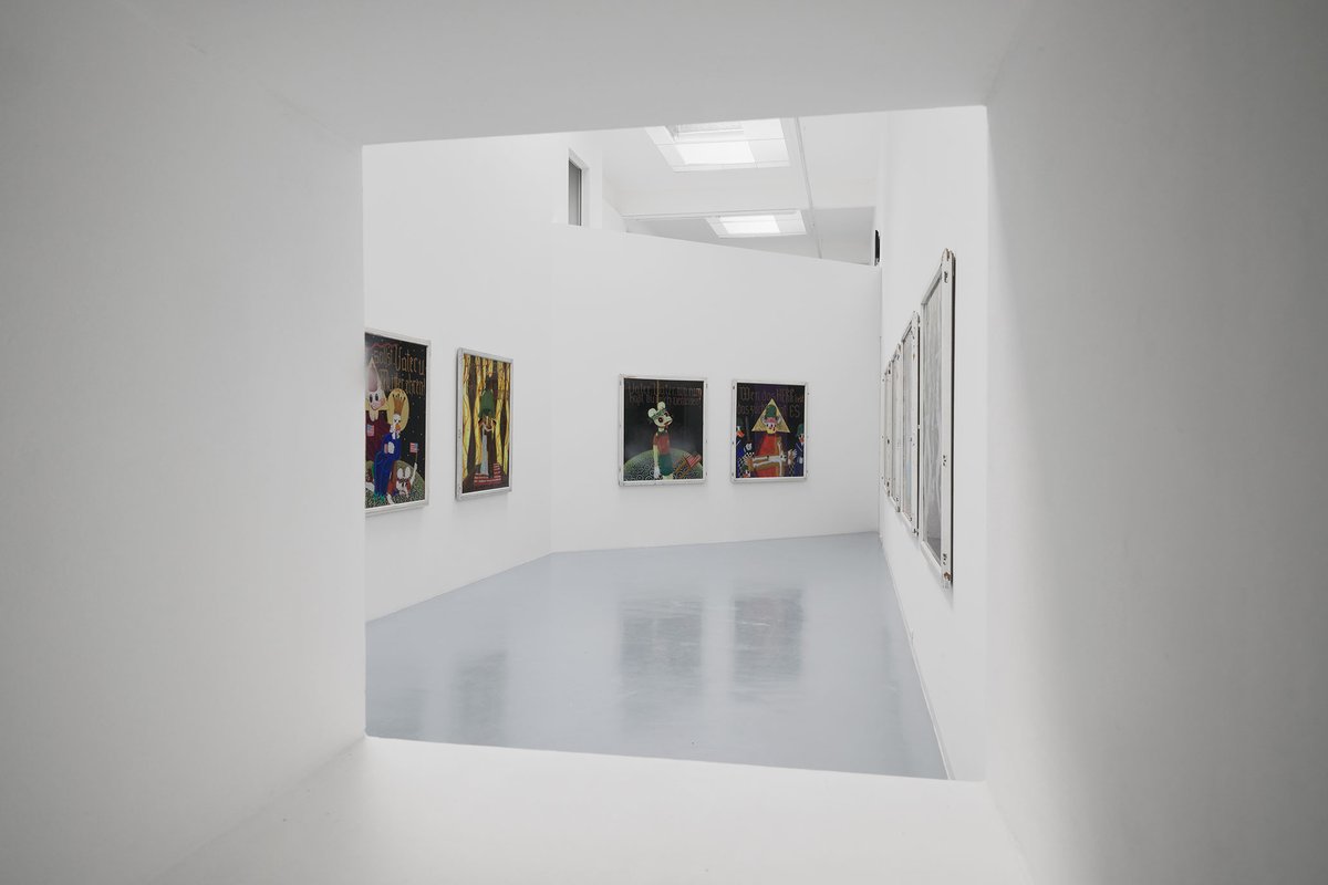 It is light, Bonner Kunstverein, 2024. Ausstellungsansicht mit Blalla W. Hallmann, OoooooH OooooH OooooH, Du sollst Vater u. Mutter ehren, Heinis Pflicht geh – Vaterland Endlich Hoch-Zeit auf dem Boden der westlichen Wertegemeinschaft, Vater, Vater, warum haßt Du mich verlassen! und Wen das HERR liebt, das züchtigt ES. Foto: Mareike Tocha.