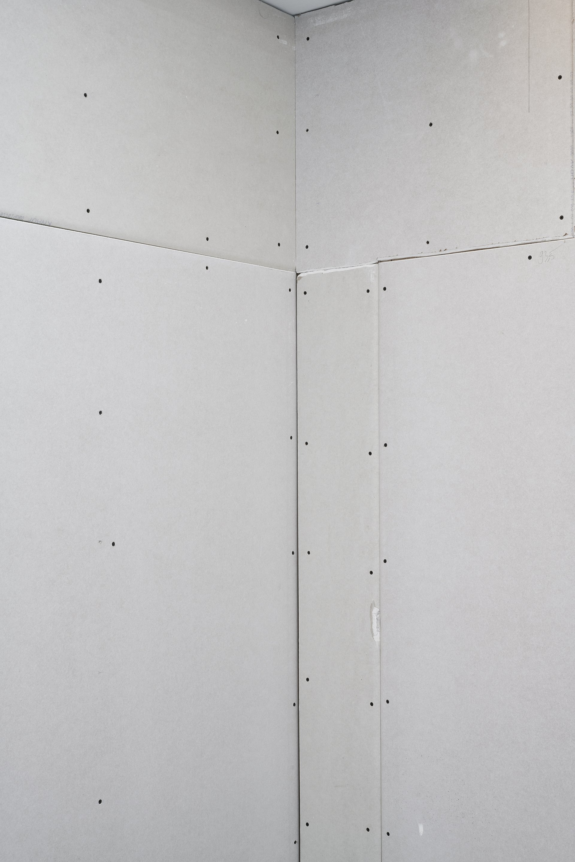 Jason Hirata, Cigarettes and chips in the dark, 2021 – 2022, installation view (detail), Bonner Kunstverein, 2022. Courtesy the artist. Photo: Mareike Tocha.