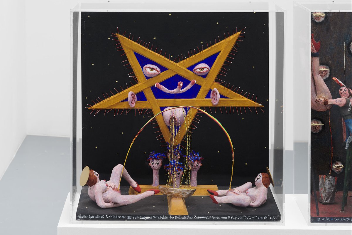 It is light, Bonner Kunstverein, 2024. Ausstellungsansicht mit Blalla W. Hallmann, Blalla-Spielothek für Kinder: zum tieferen Verstehen der kosmischen Zusammenhänge von Religion: Gott-Mensch. Foto: Mareike Tocha.