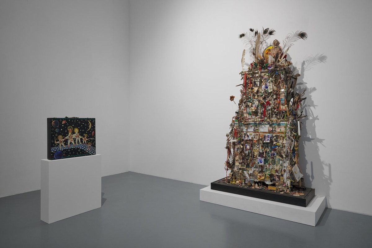 It is light, Bonner Kunstverein, 2024. Ausstellungsansicht mit Blalla W. Hallmann, Die erweiterte heilige Familie geht auf der Milchstraße spazieren – Blalla Stern Koffer Für meinen Vater den Maler Ewald Hallmann und Blallas Spezereienschrank. Foto: Mareike Tocha.