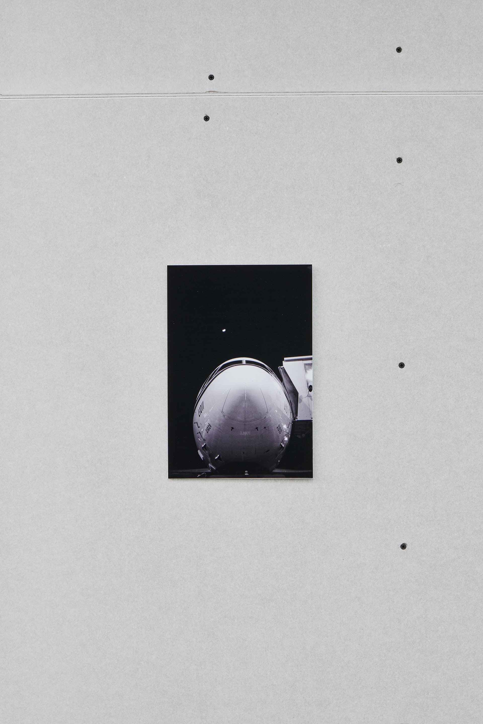 Lucien Samaha, Moonrise over Lockheed, 1982, Installationsansicht, Bonner Kunstverein, 2022. Courtesy der Künstler und One Mile Gallery, New York. Foto: Mareike Tocha.