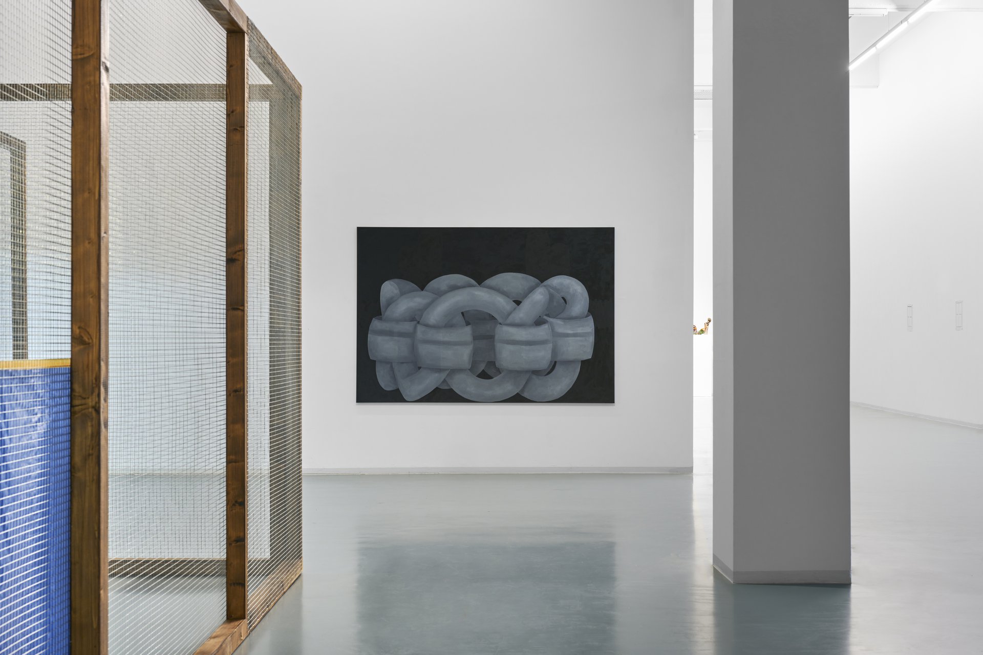 In the Shadows of Tall Necessities, Bonner Kunstverein, 2022. Ausstellungsansicht mit Raphaela Simon, Großer Ring. Foto: Mareike Tocha.