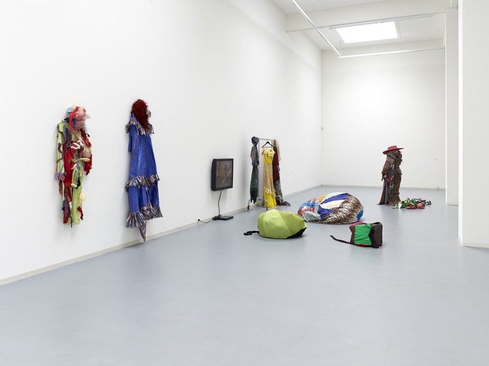 Ihre Geschichte(n), Installationsansicht, 2013, Bonner Kunstverein. Foto: Simon Vogel