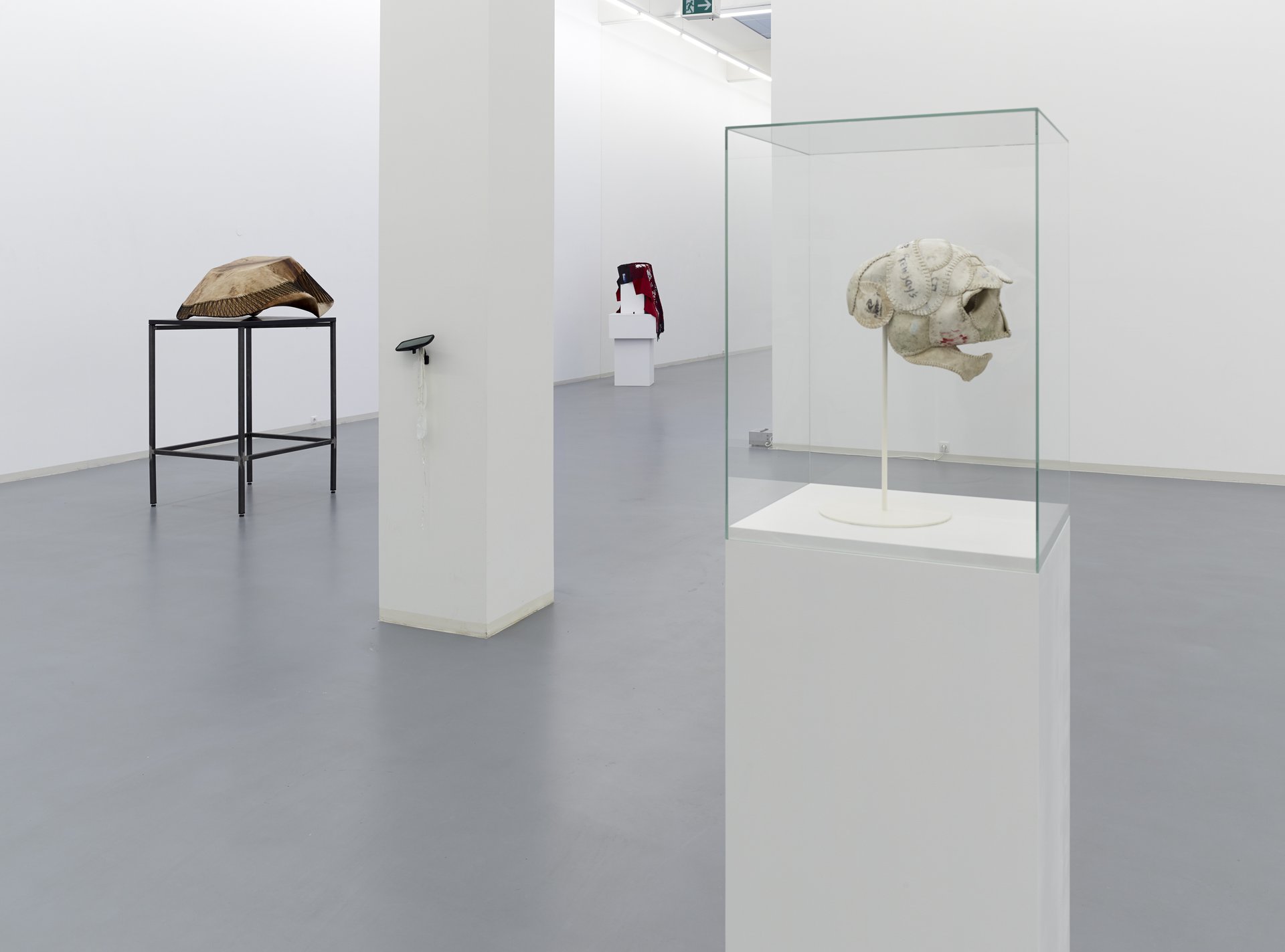 Brian Jungen, Installationsansicht, 2013, Bonner Kunstverein. Foto: Simon Vogel